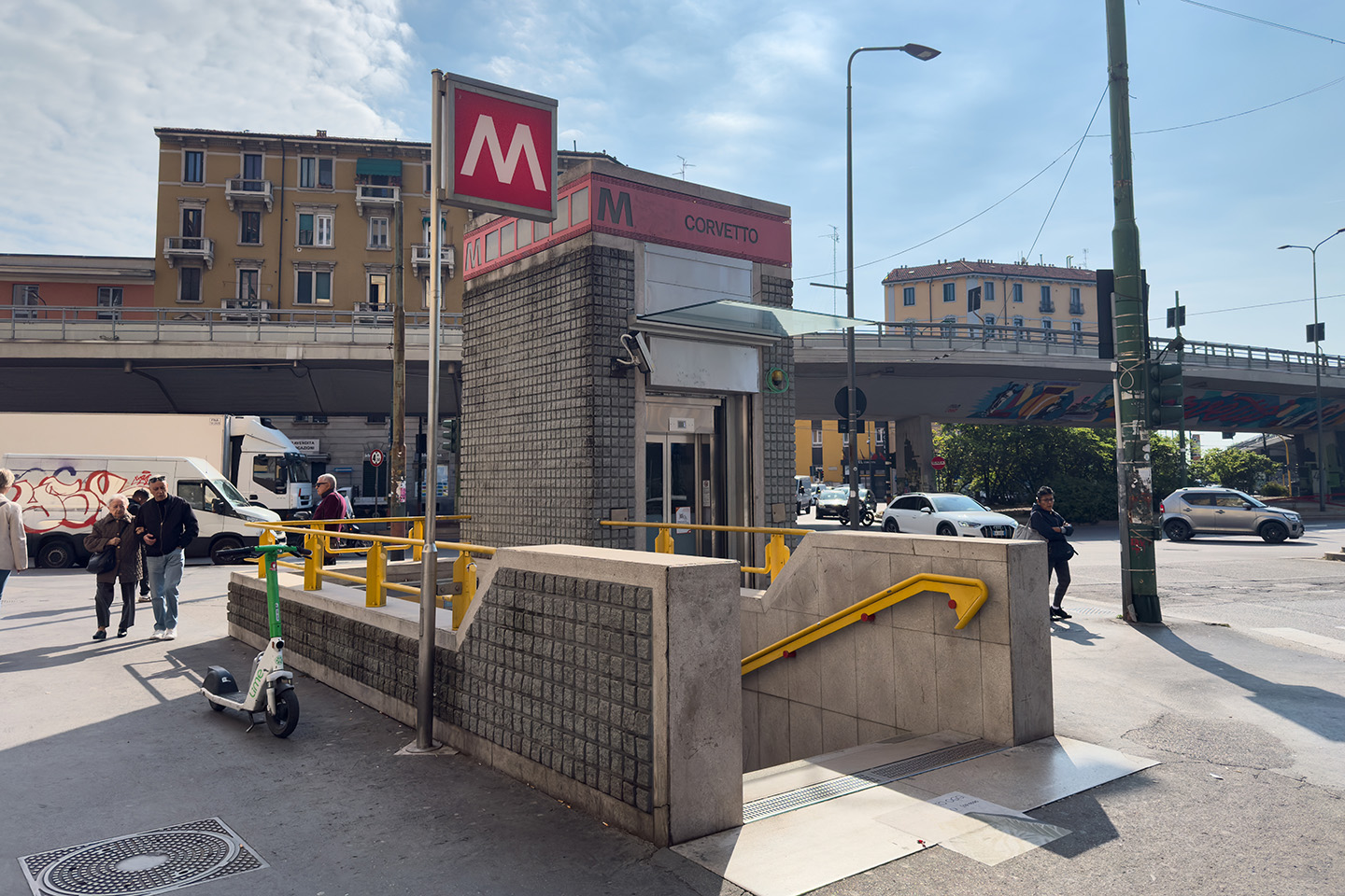 Metro e fermata dell'autobus vicini allo studio di Muvlab a Milano.