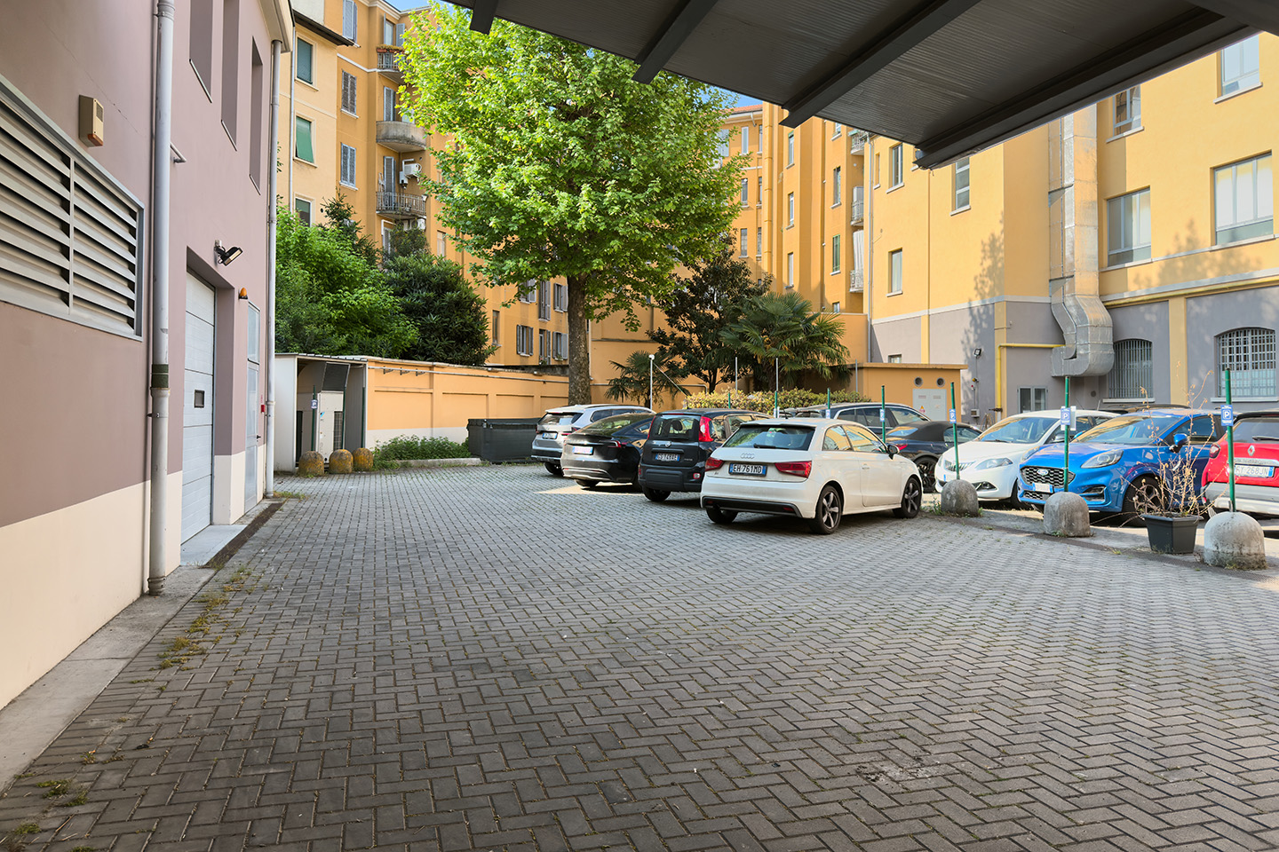 Parcheggio privato all'interno dello studio fotografico di Muvlab a Milano.
