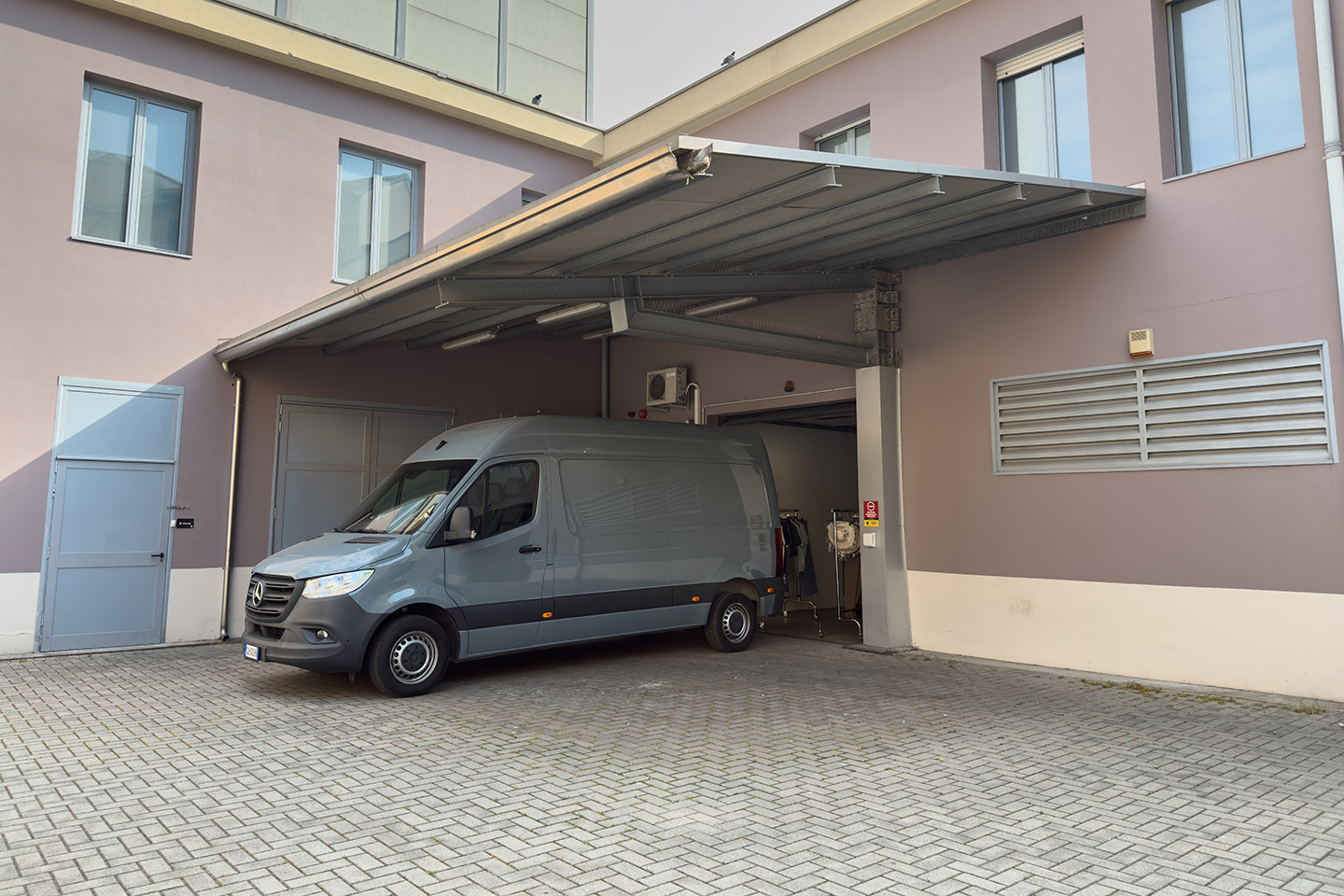 Accesso carrabile coperto dello studio fotografico di Muvlab a Milano.