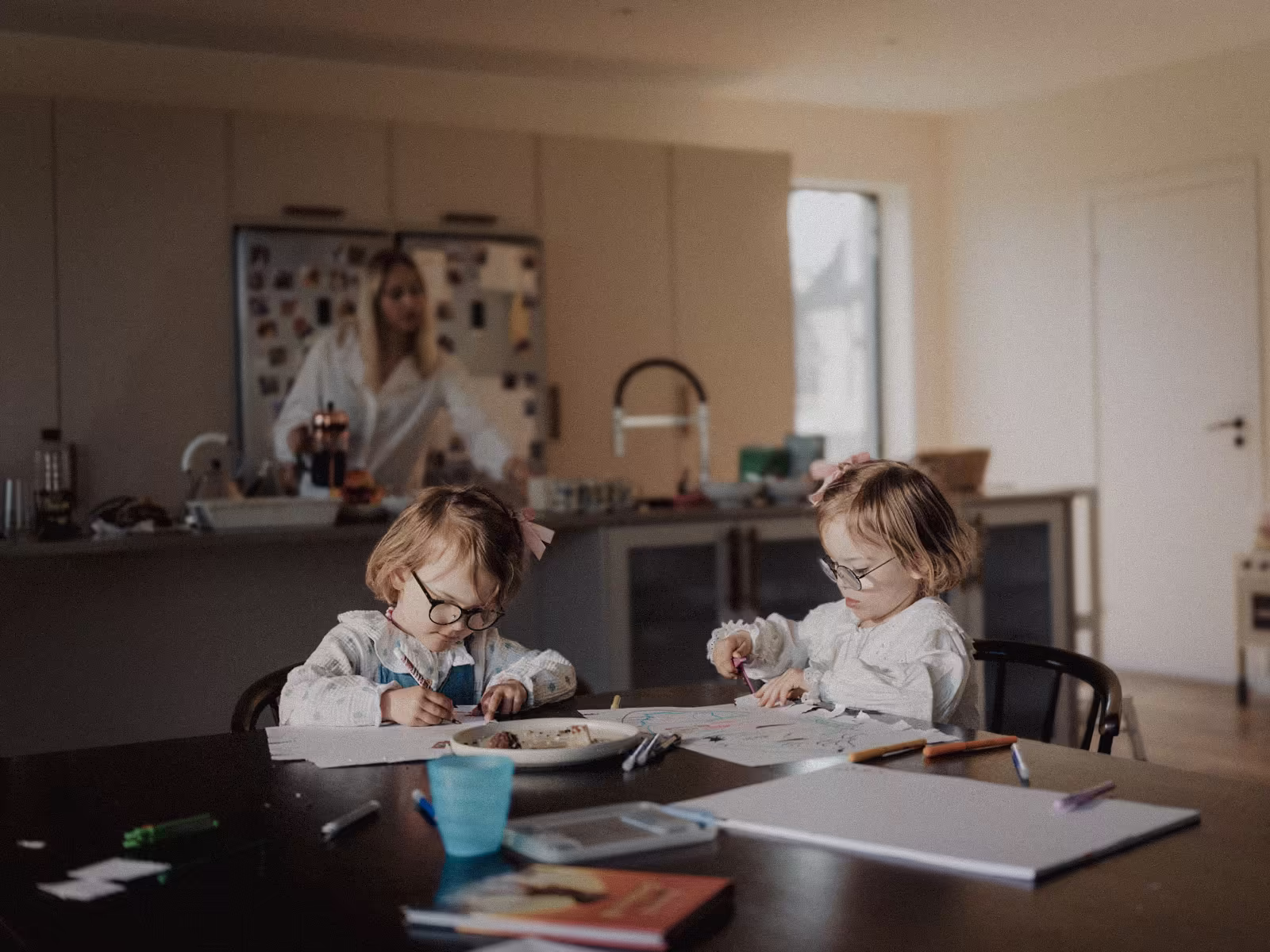En familj som kopplar av i köket