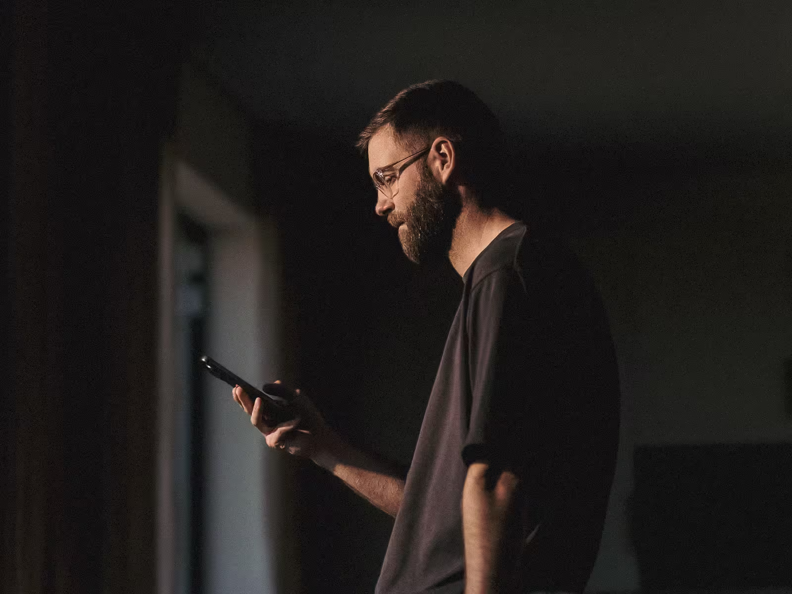 En man som använder Greenely-appen på sin telefon