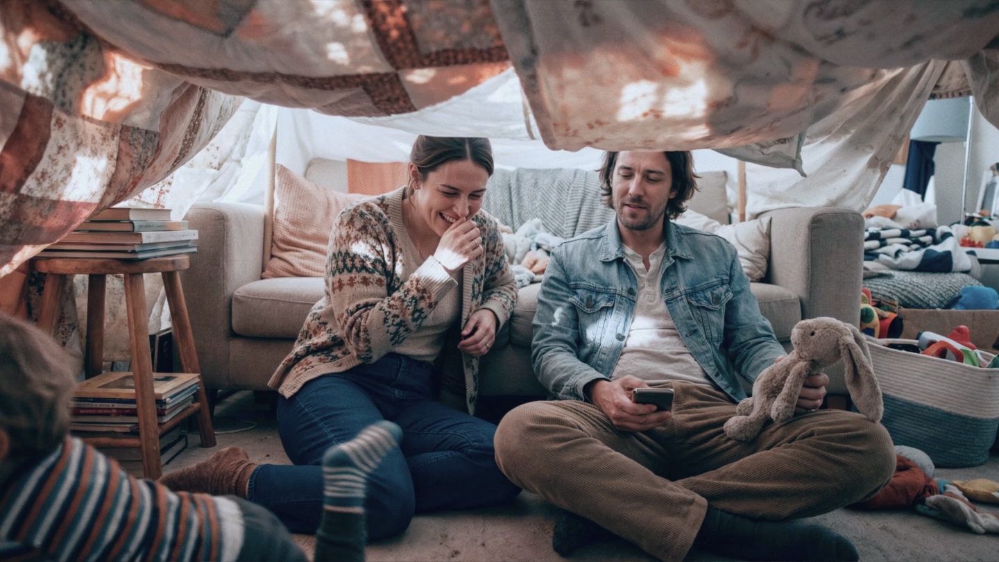 En familj som kollar sitt smarta elavtal i Greenely-appen