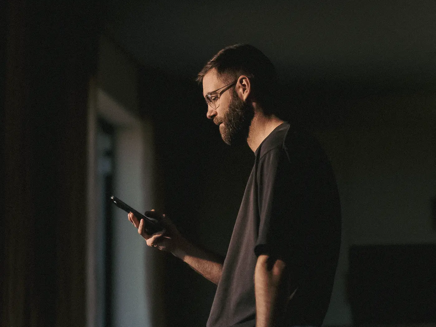 En man som använder Greenely-appen på sin telefon