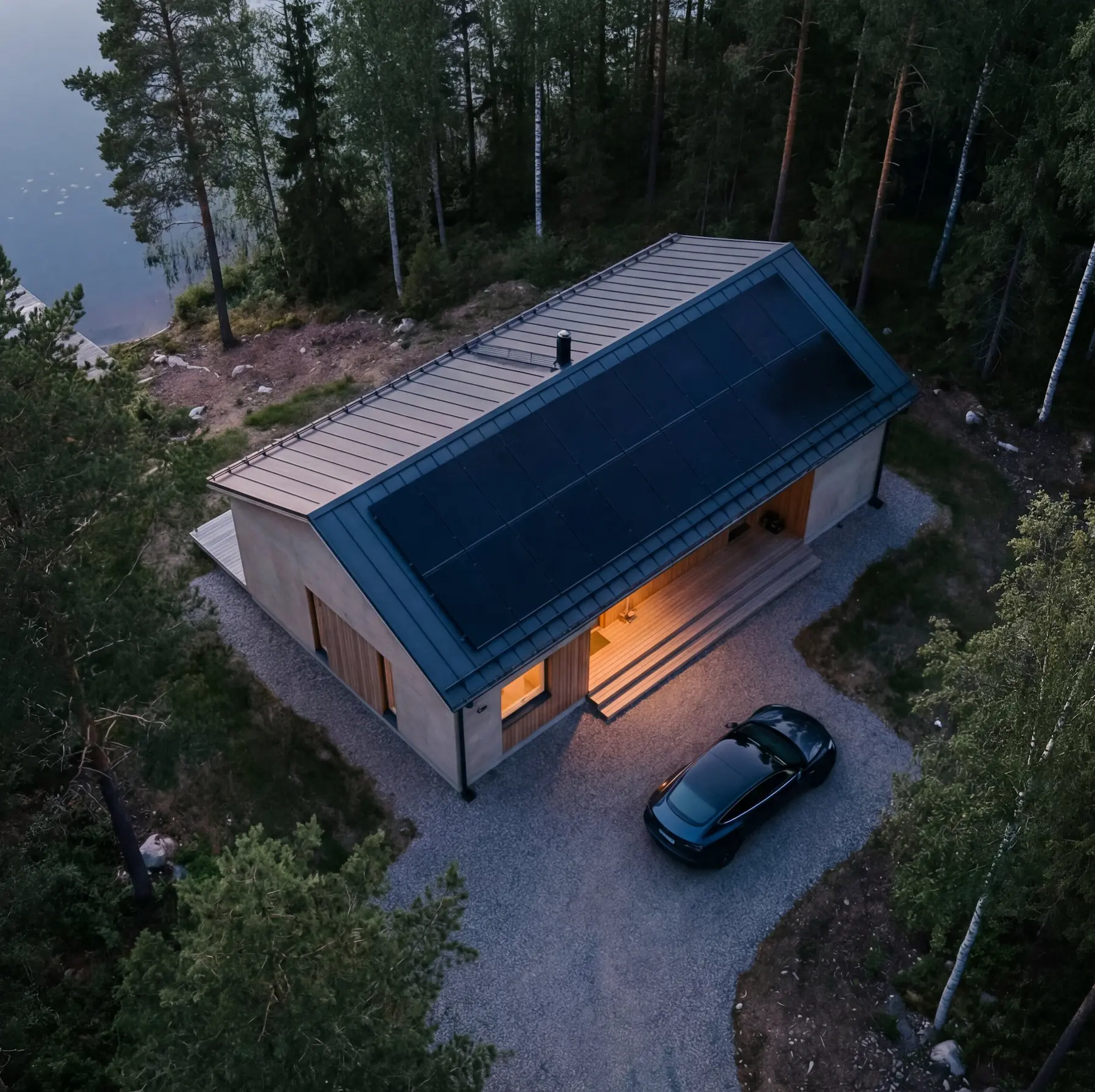 Hus med solceller och elbil – exempel på enheter du kan ansluta till Greenely-appen via smarta integrationer