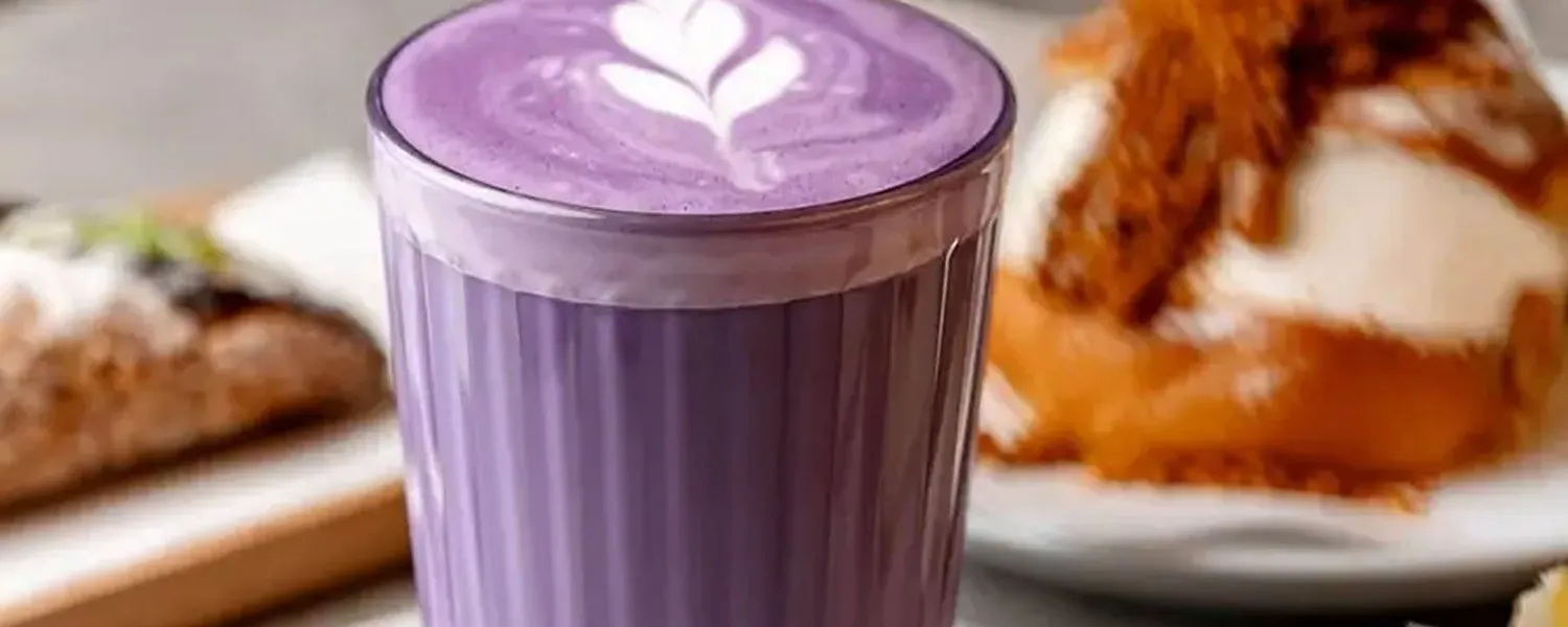 Un ube latte est une boisson violette à base de poudre d’ube, de lait et parfois d’un peu de sucre. Voici son goût, la recette simple avec Araw Ube, les options à Paris et ce qu’il faut penser de la tendance Starbucks.
