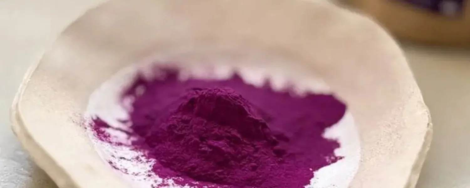 L’ube n’est pas un produit magique, mais un ingrédient violet intéressant pour cuisiner mieux : goût doux, couleur naturelle, poudre pratique et recettes plus gourmandes.