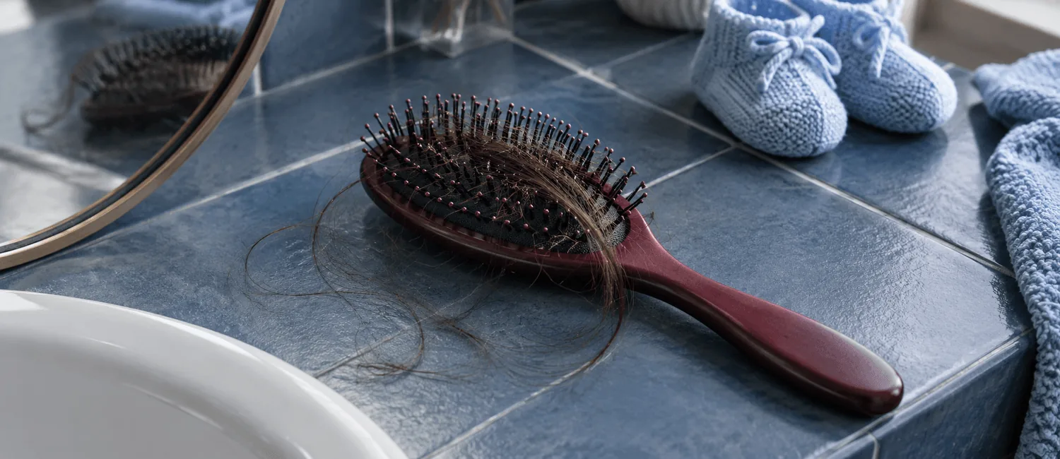 Perte de cheveux en post-partum : combien de temps ça dure et comment l'accompagner
