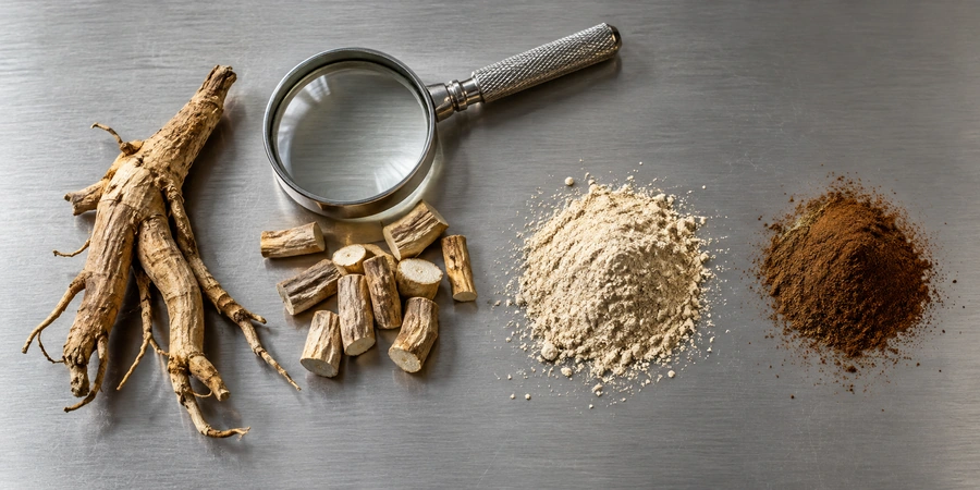 Racine d'ashwagandha entière, poudre de racine et extrait concentré côte à côte