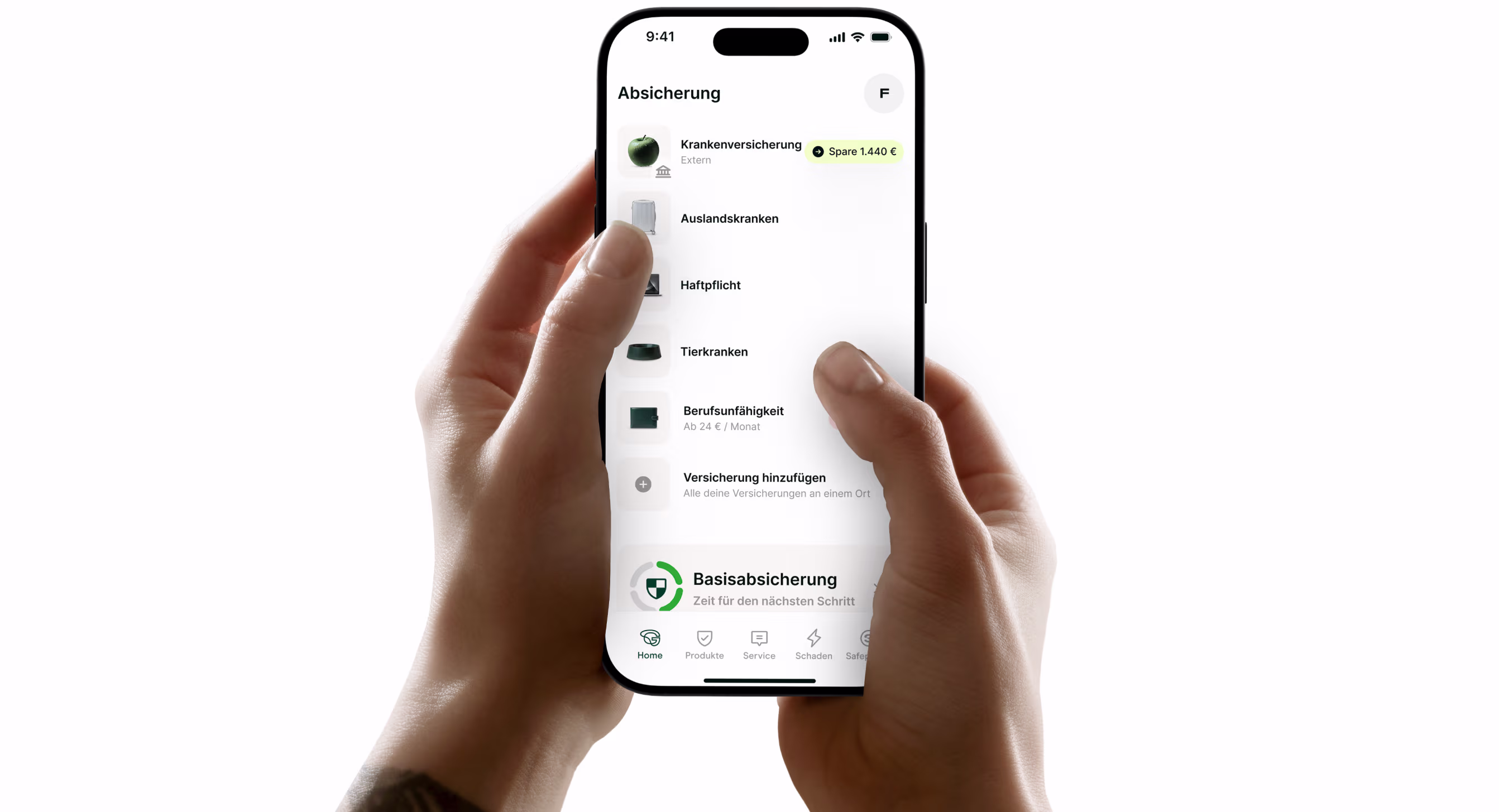 Hände, die ein Smartphone halten, auf dem die Getsafe-App mit Optionen für Kranken-, Haftpflicht-, Haustier- und Invaliditätsversicherungen sowie Symbolen für Ersparnisse und Navigation angezeigt wird.