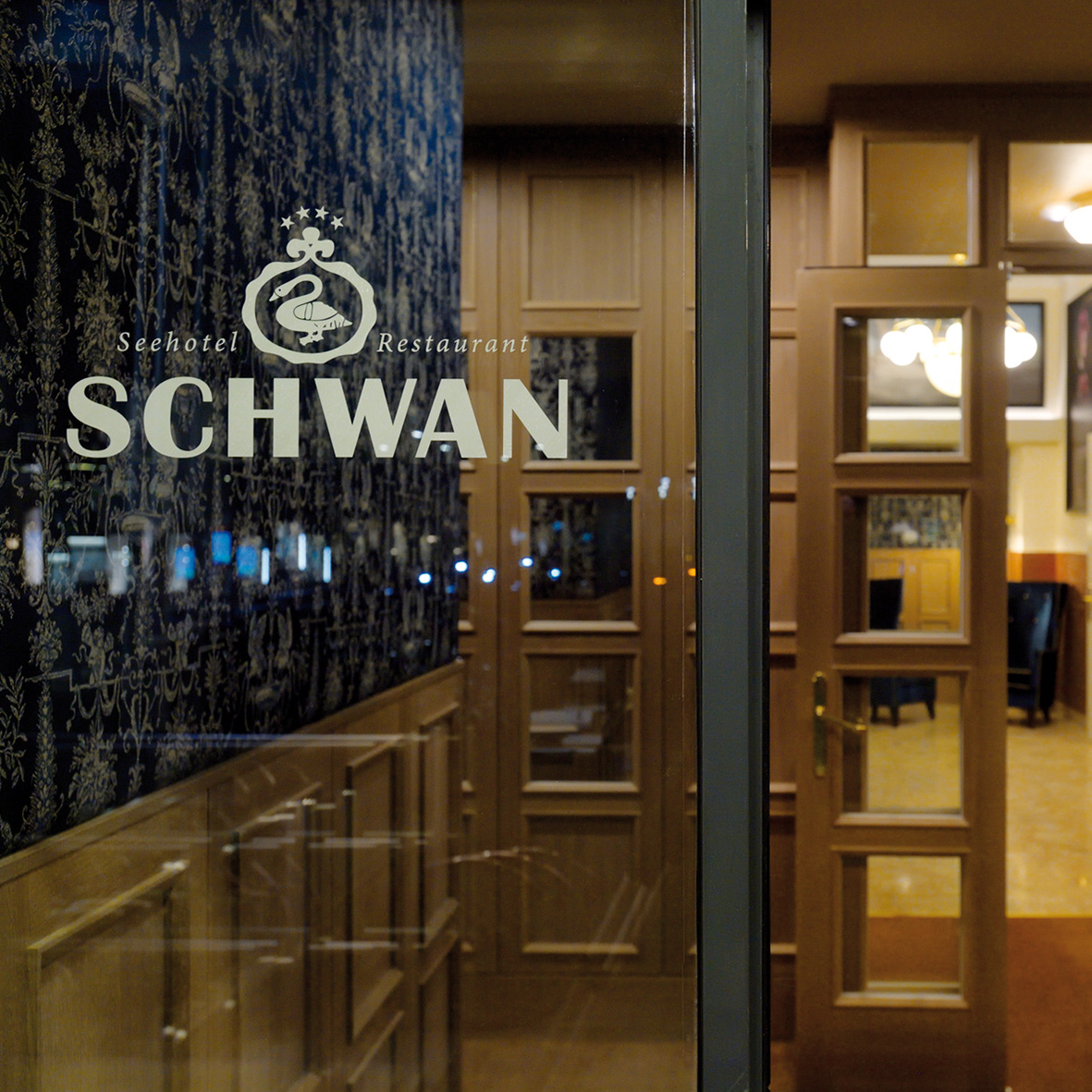 Glastür mit Seehotel Schwan Logo