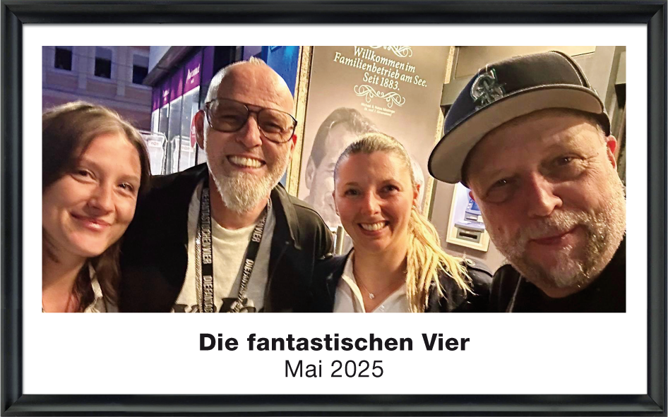 Porträt von vier lächelnden Personen, zwei Frauen und zwei Männern, mit der Überschrift ‚Die fantastischen Vier Mai 2025‘ unter dem Bild.