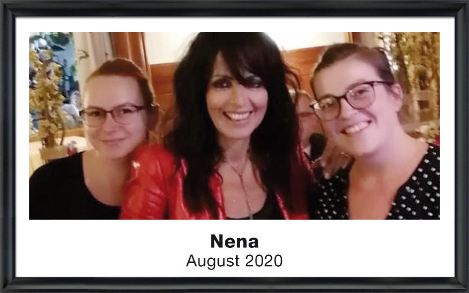 Drei lächelnde Personen in einem Raum mit Holzmöbeln und dekorativen Keramikplatten im Hintergrund, darunter die Beschriftung Dieter Hallervorden April 2022.