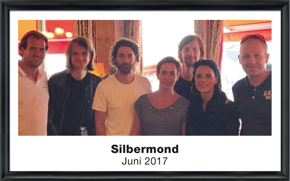 Siebzehn Personen in einem Gruppenfoto in einem Raum mit Vorhängen, darunter die deutsche Band Silbermond, Juni 2017.