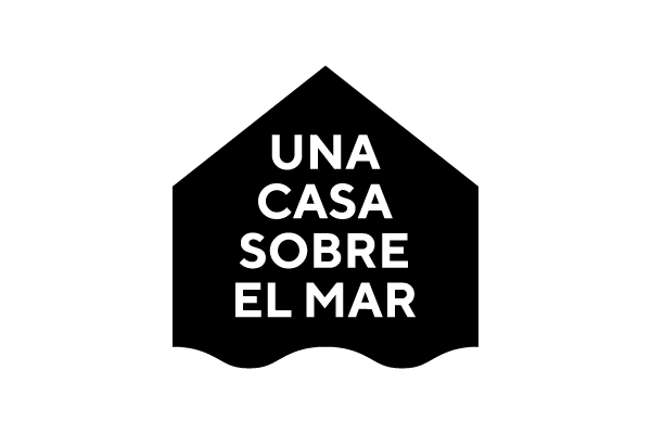 White text on black background reading 'UNA CASA SOBRE EL MAR' arranged in four centered lines.