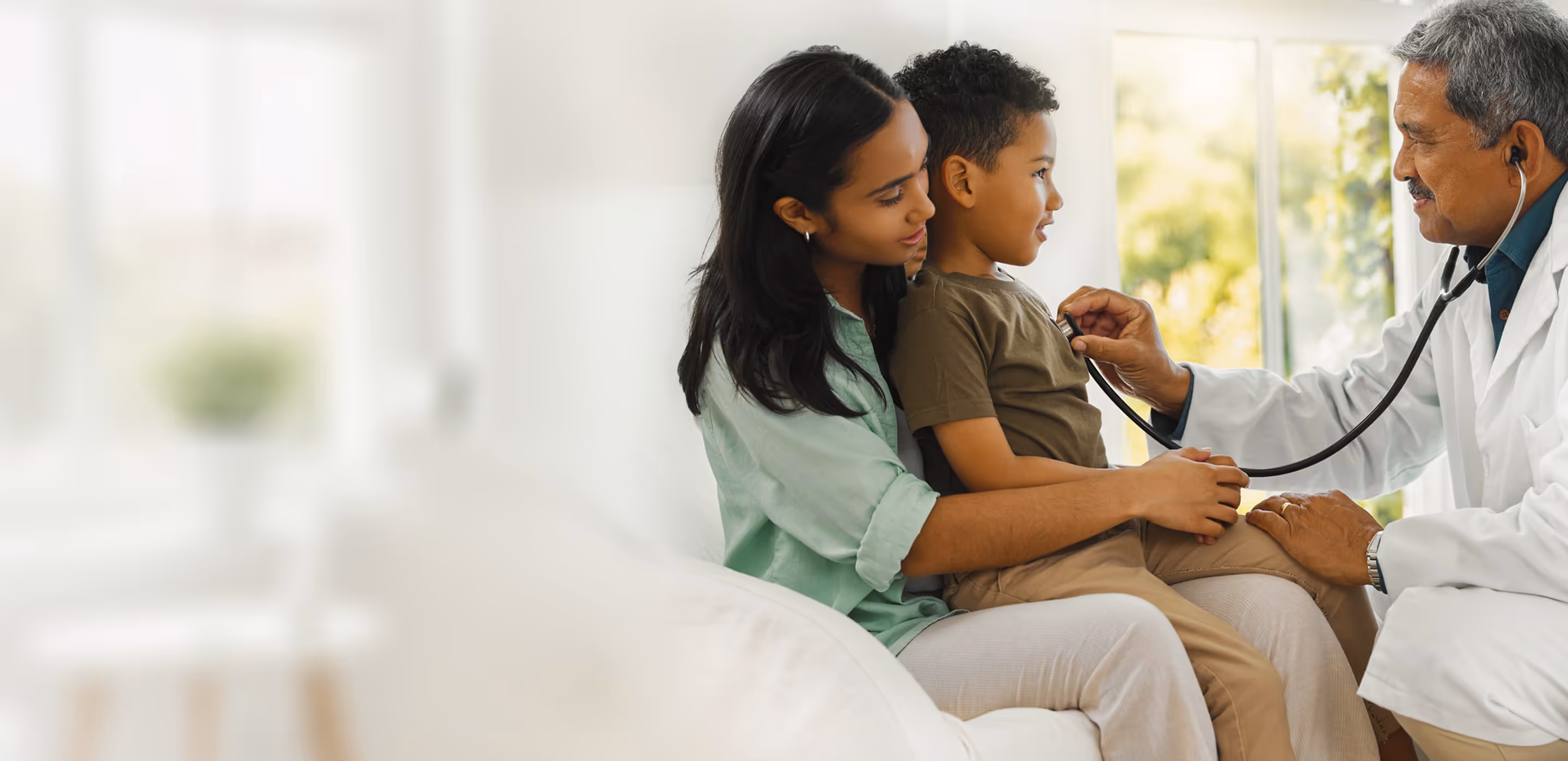 Pediatra con un paciente y si madre