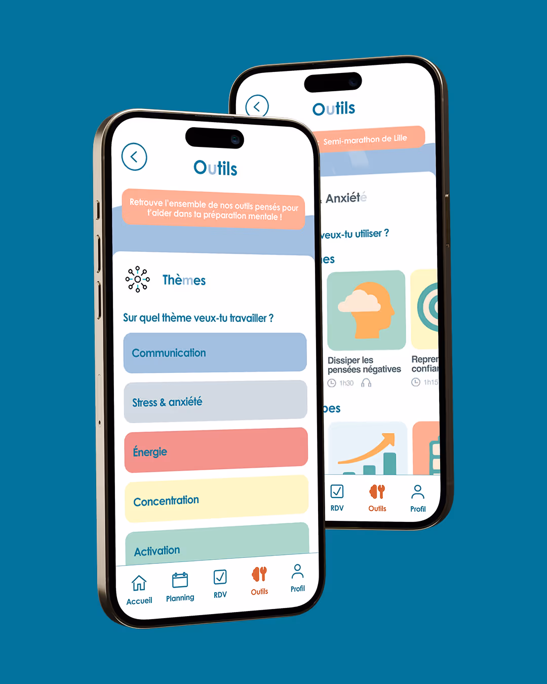 Mockup de deux smartphones affichant l'interface de l'application Menssana et ses différentes catégories de préparation mentale : Communication, Stress & anxiété, Énergie, Concentration et Activation, le tout sur un fond bleu. — Branding et développement de l'application de préparation mentale Menssana — Design graphique par le studio Pryzma.