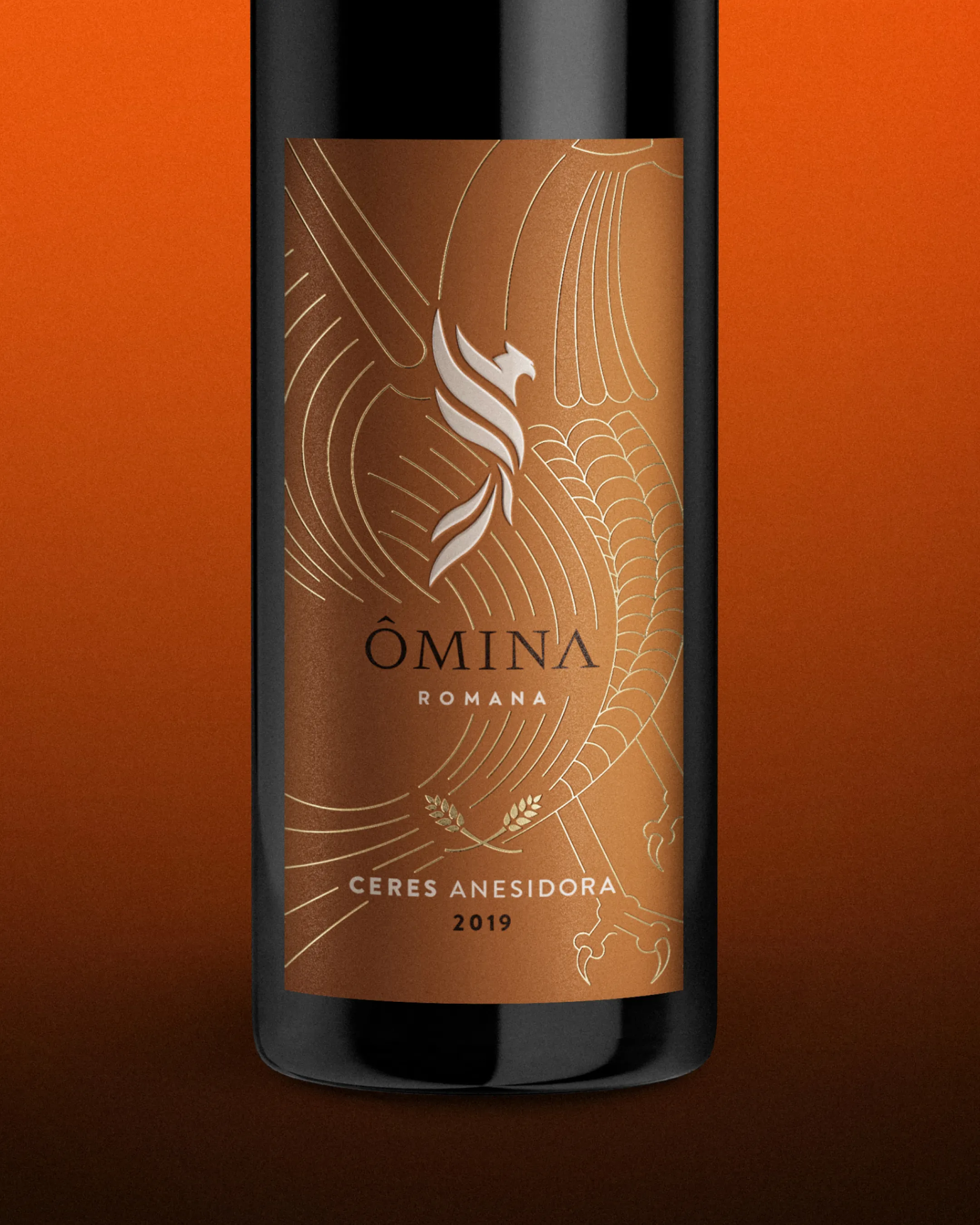 Weinflasche ÔMINA ROMANA mit bronzefarbenem Etikett ‚Ceres Anesidora 2019‘, verziert mit stilisiertem Phönix-Motiv und Weizenähren.