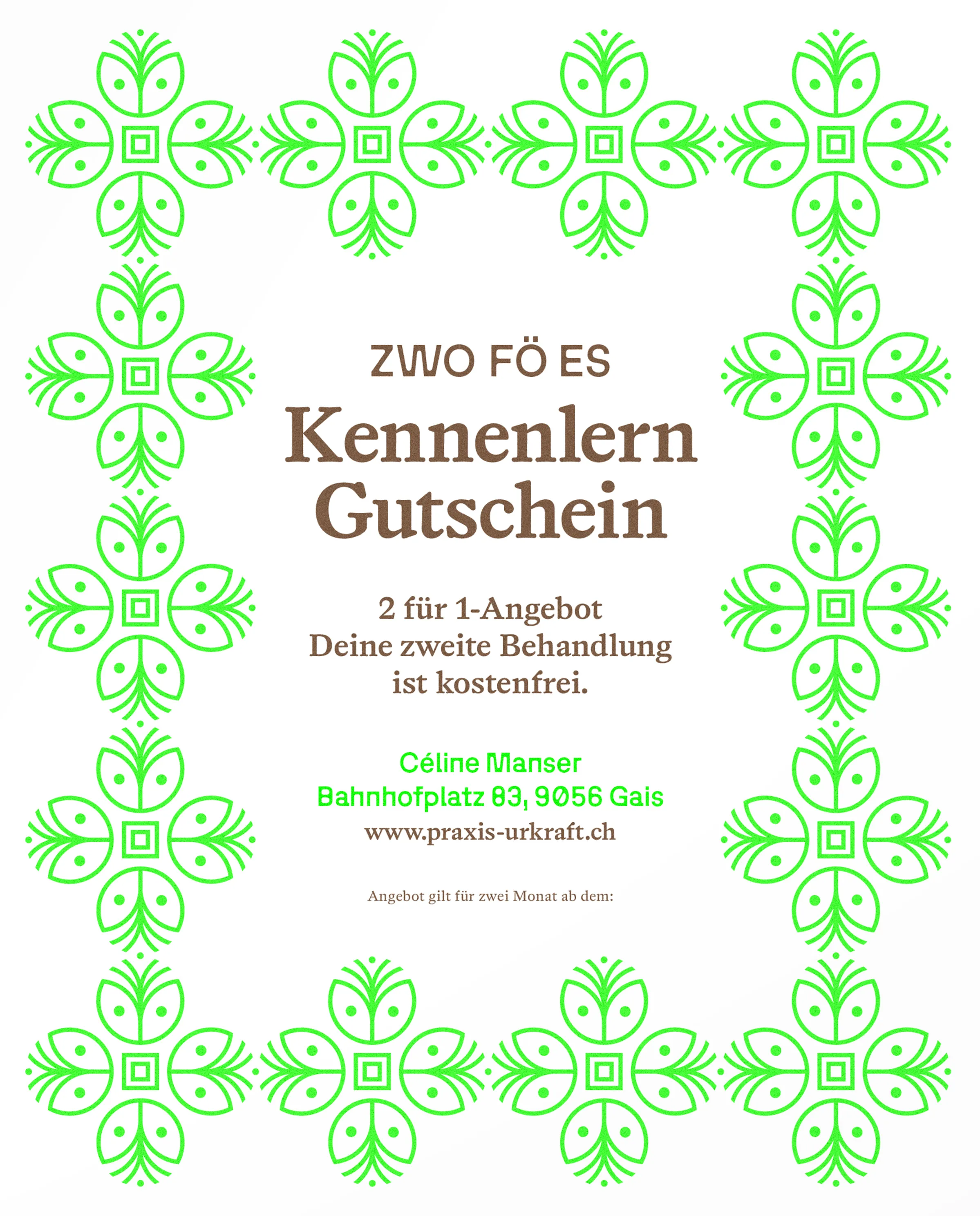 Kennenlern-Gutschein der Praxis Urkraft: weisser Hintergrund mit grünem floralem Muster, braune Schrift ‚Zwo fö es Kennenlern Gutschein‘, Text zum 2-für-1-Angebot, Kontaktdaten von Céline Manser und Adresse Bahnhofplatz 83, 9056 Gais.