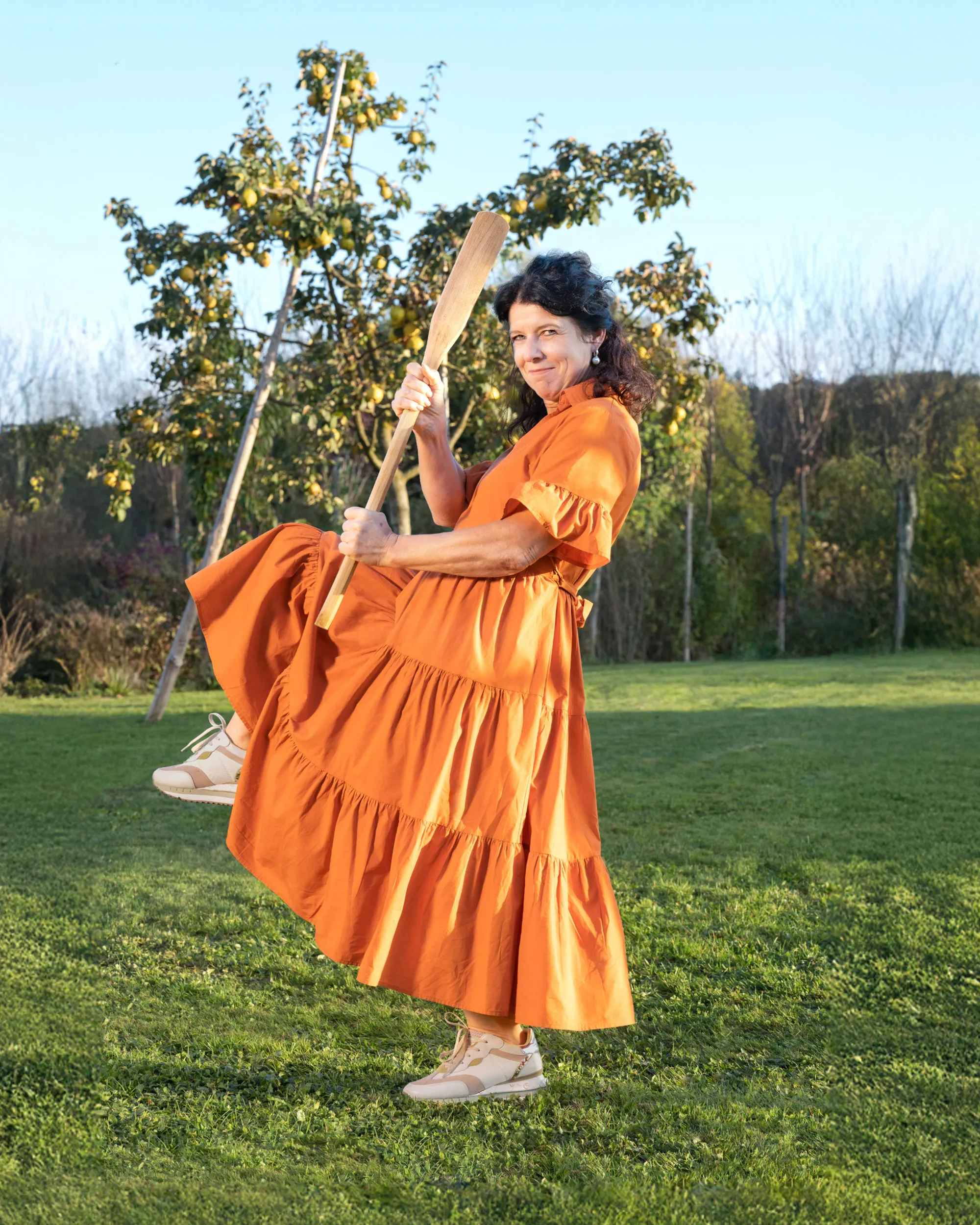Andrea Schwyn von KochLust hält lachend einen grossen Kochlöffel im Garten