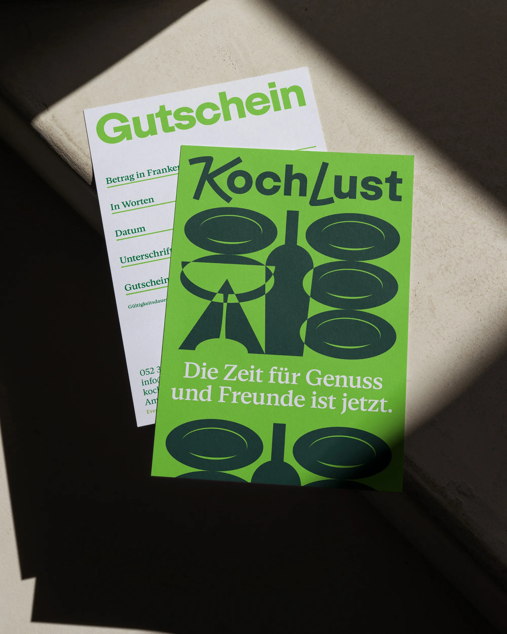 KochLust Gutschein in Grün mit dem Text „Die Zeit für Genuss und Freunde ist jetzt.“
