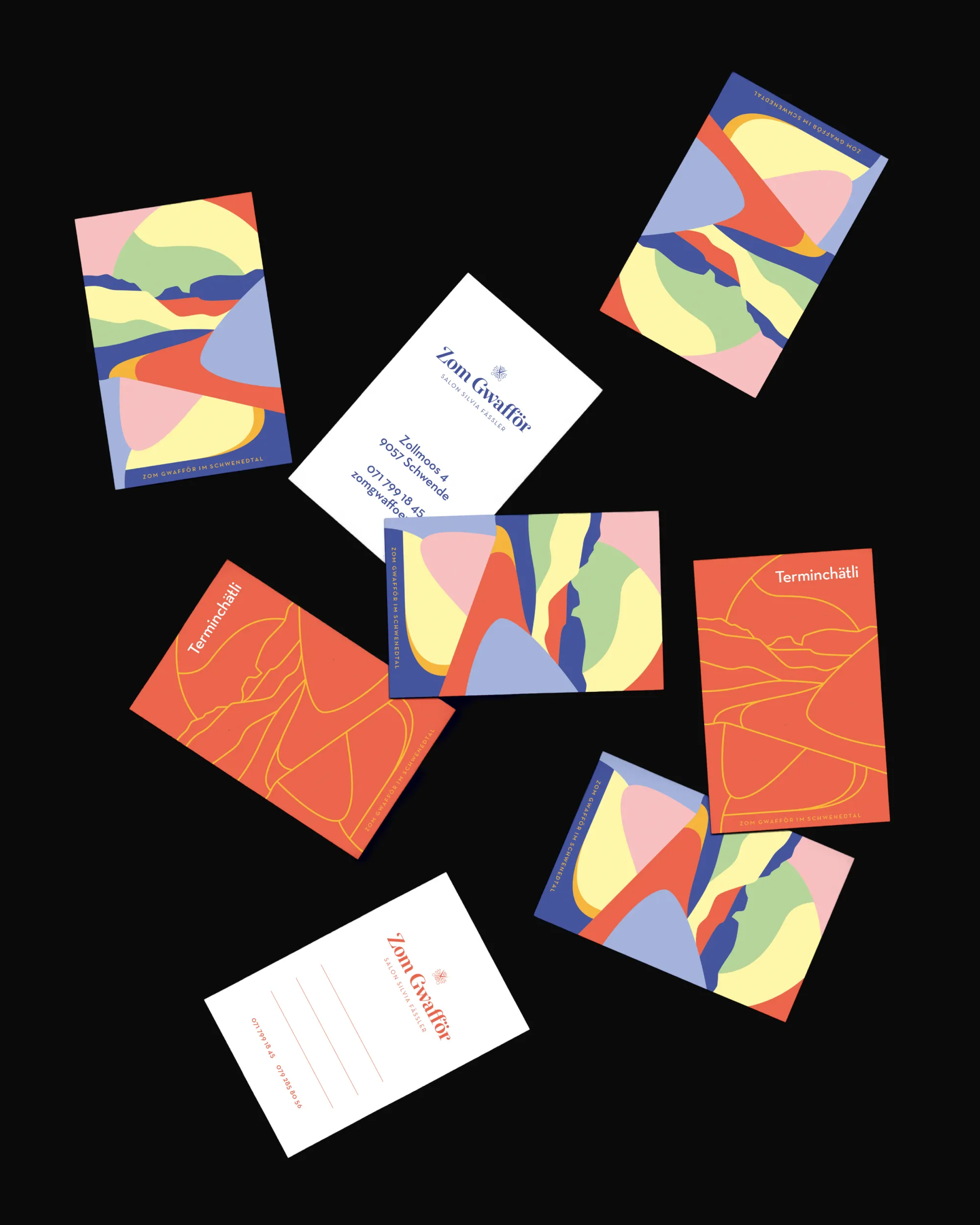 Verschiedene Visitenkarten und Terminkarten von Zom Gwafför mit farbenfroher Illustration auf schwarzem Hintergrund.