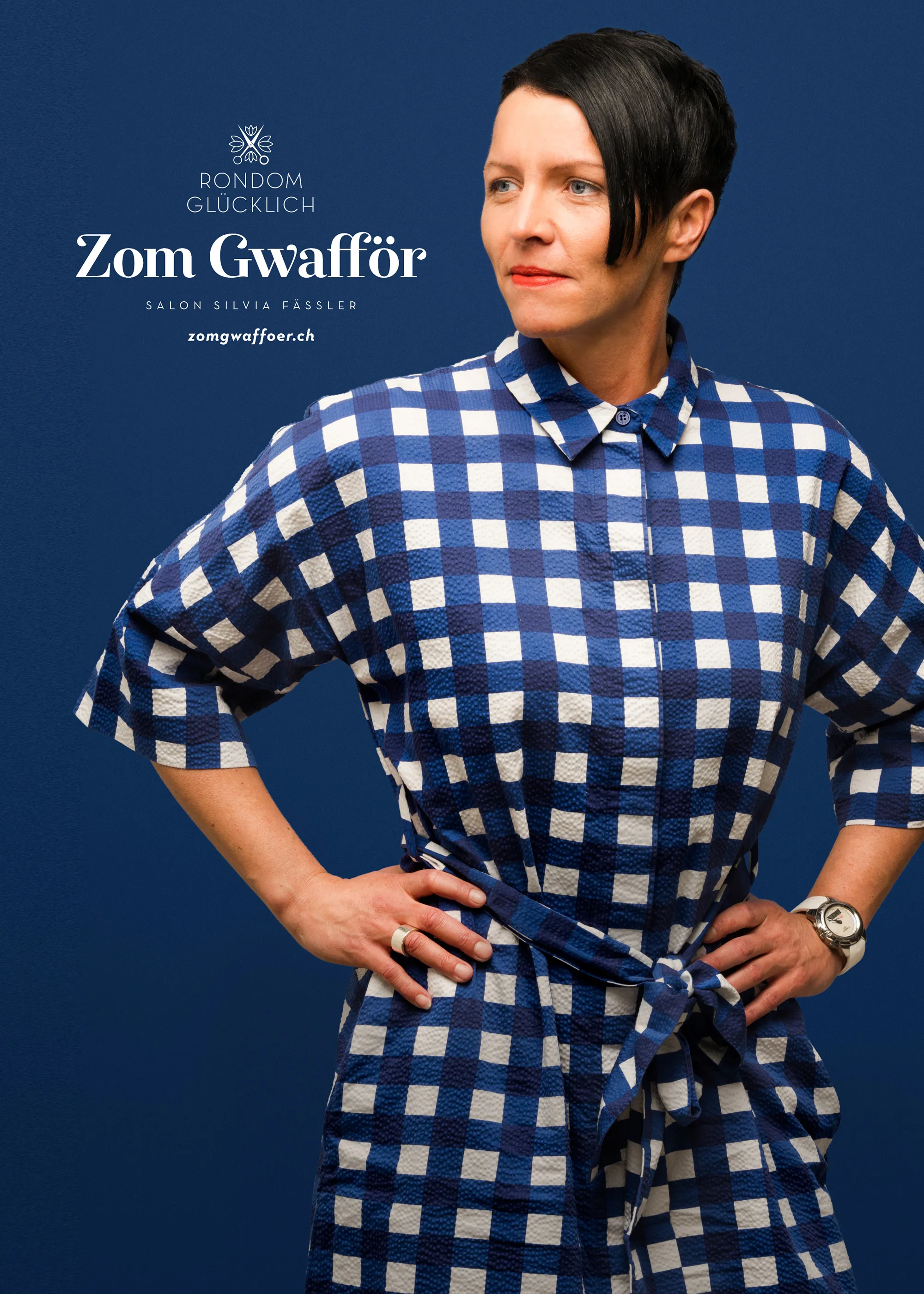 Frau im blau karierten Kleid vor dunkelblauem Hintergrund mit Zom Gwafför Schriftzug – starkes Kampagnenmotiv.