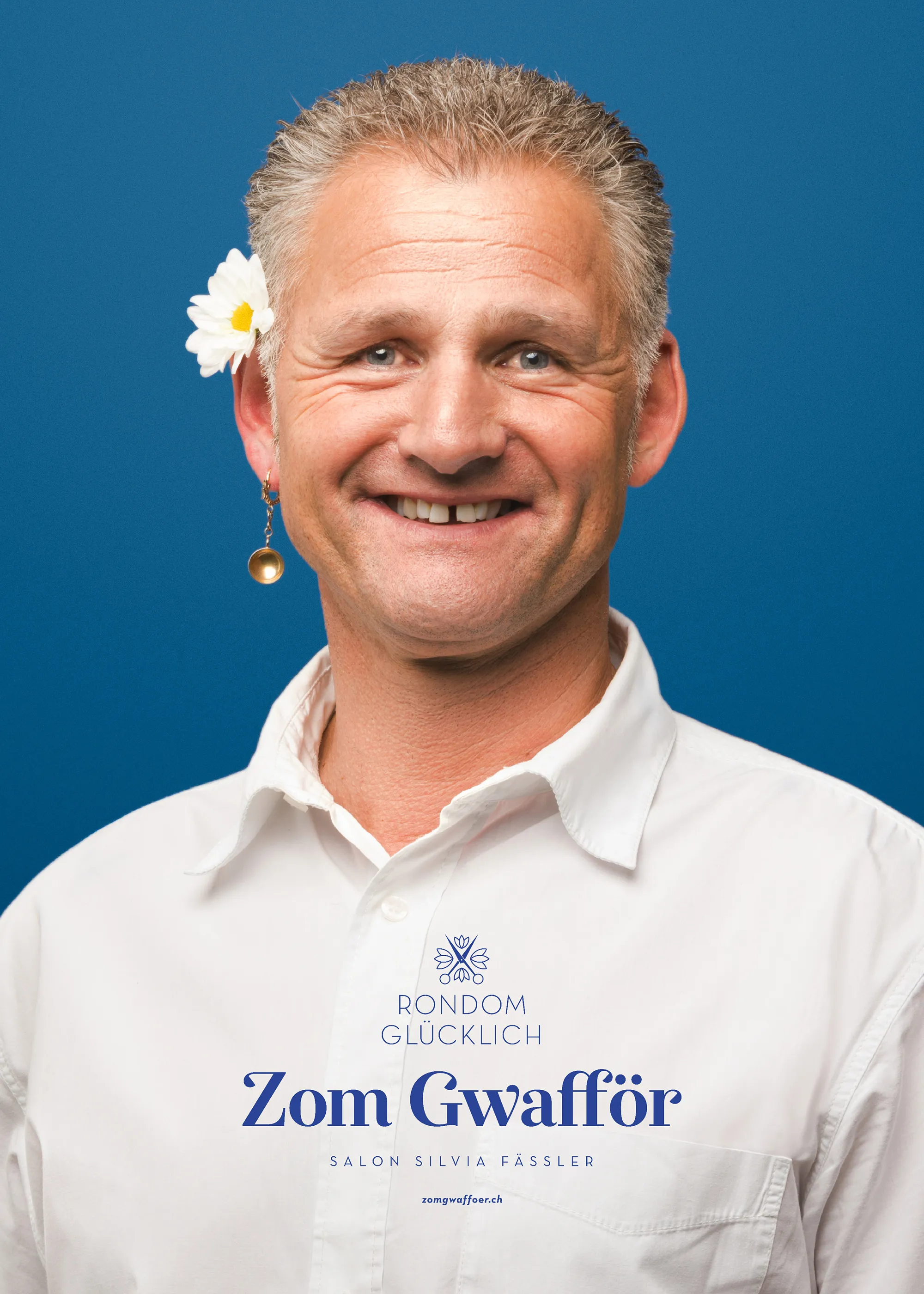 Lächelnder Mann mit Blume im Haar vor blauem Hintergrund, Kampagnenmotiv von Zom Gwafför.