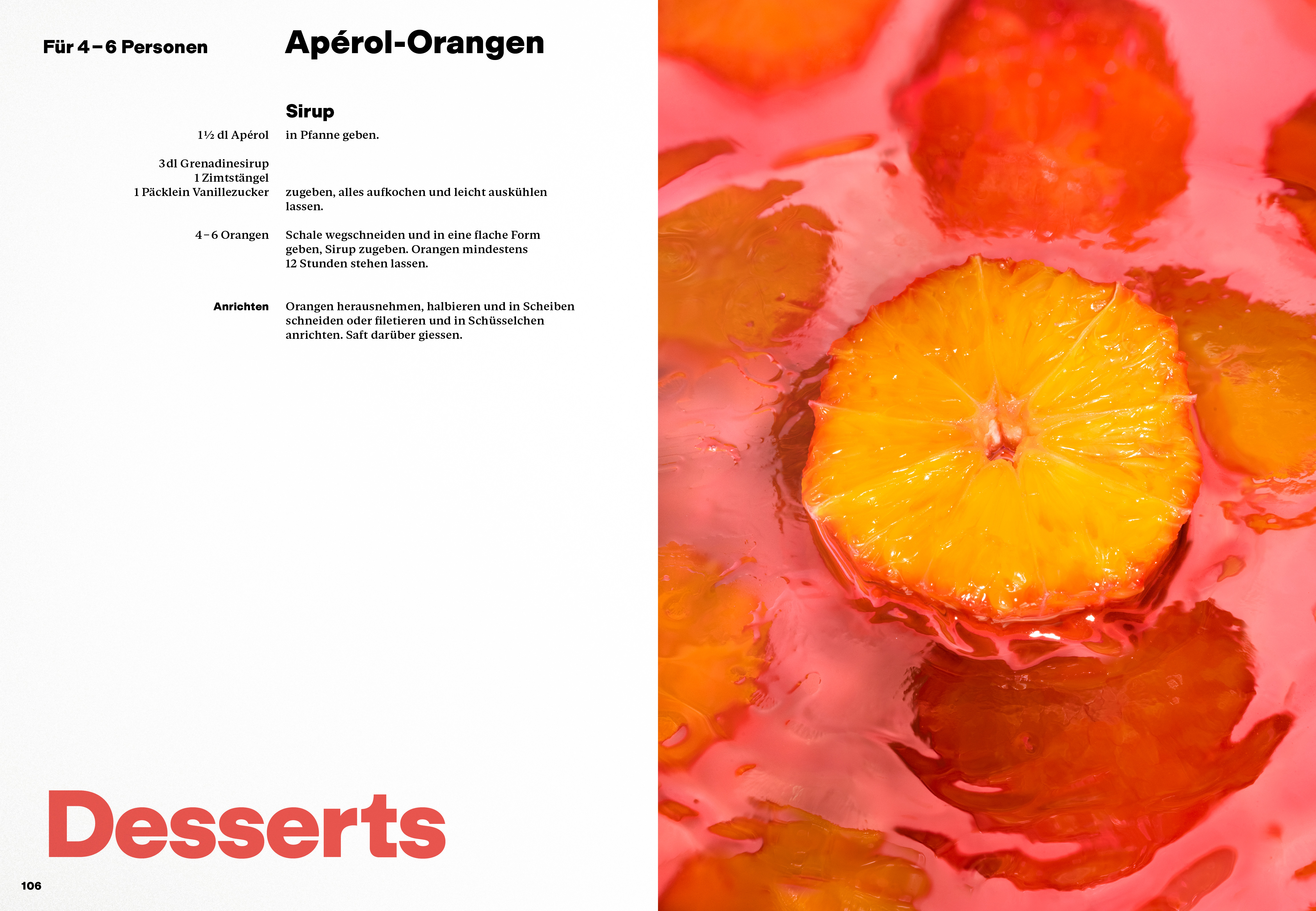 In Sirup eingelegte Orangenscheiben in intensiven Rot- und Orangetönen, nah aufgenommen in glänzender Flüssigkeit, die Oberfläche lichtreflektierend und farbkräftig.