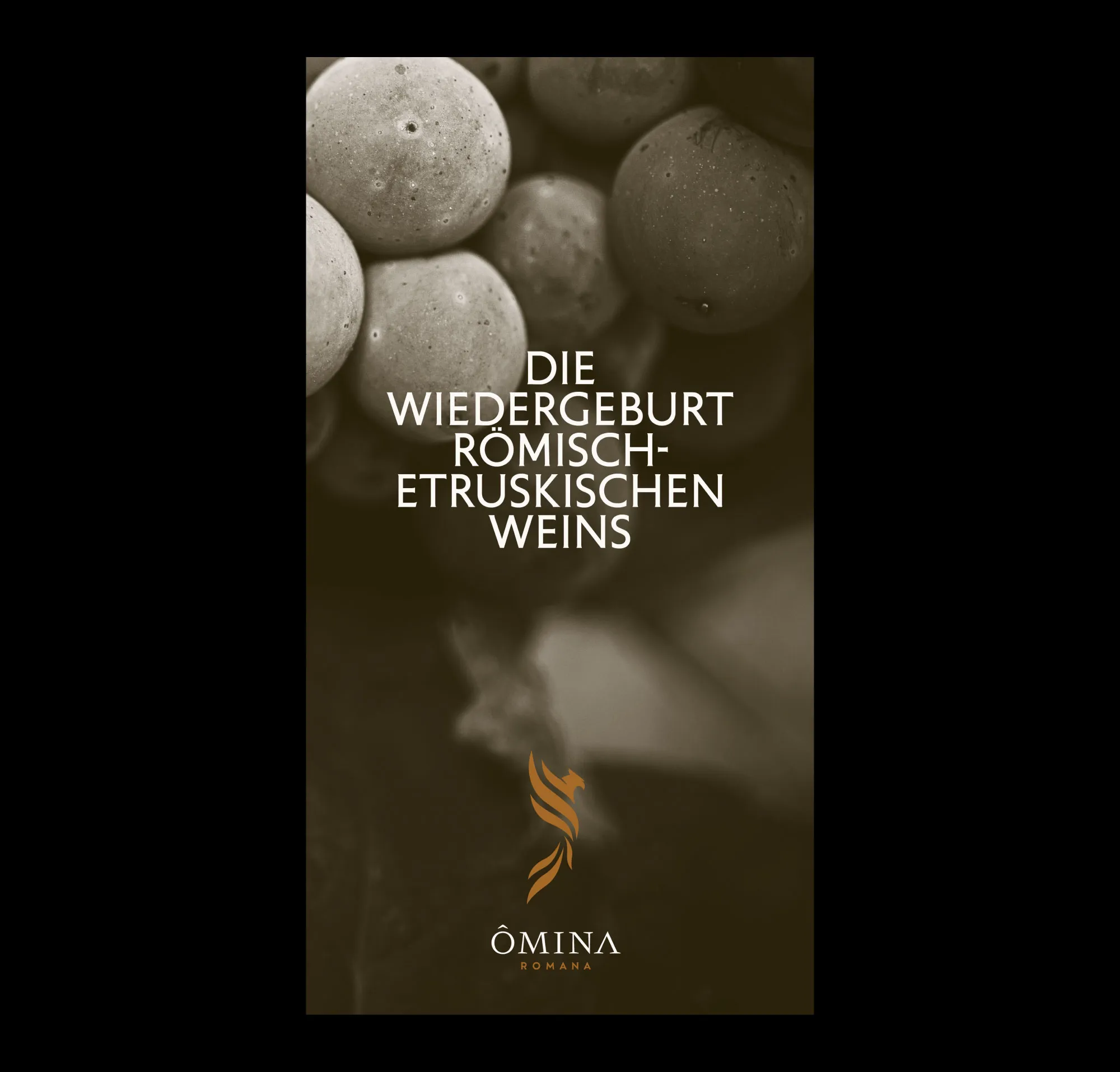 Titelseite der ÔMINA-ROMANA-Broschüre mit Nahaufnahme heller Trauben und dem Claim «Die Wiedergeburt römisch-etruskischen Weins».