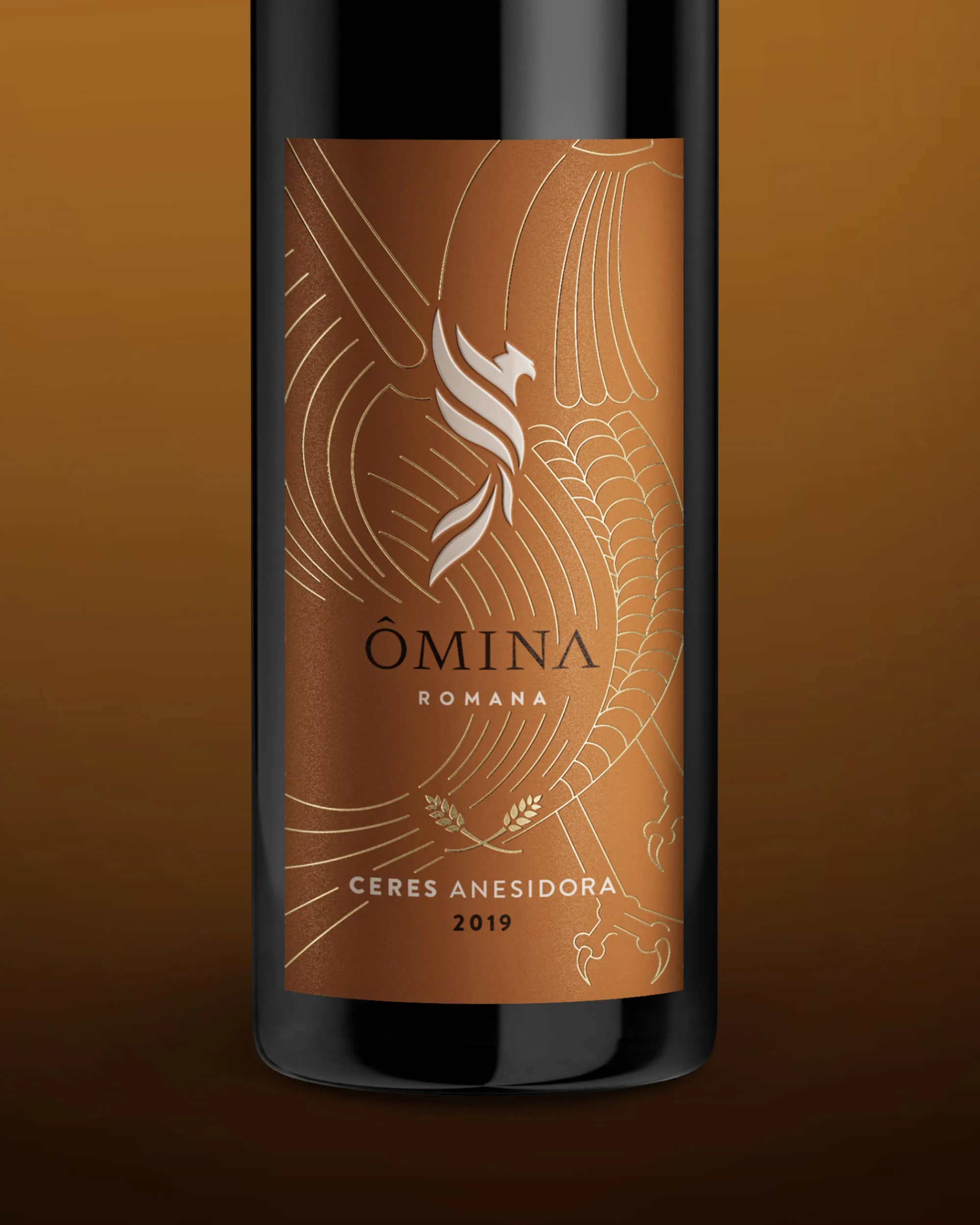 Detailaufnahme der Weinflasche Ceres Anesidora 2019 von ÔMINA ROMANA mit kupferfarbenem Etikett und goldener Illustration.