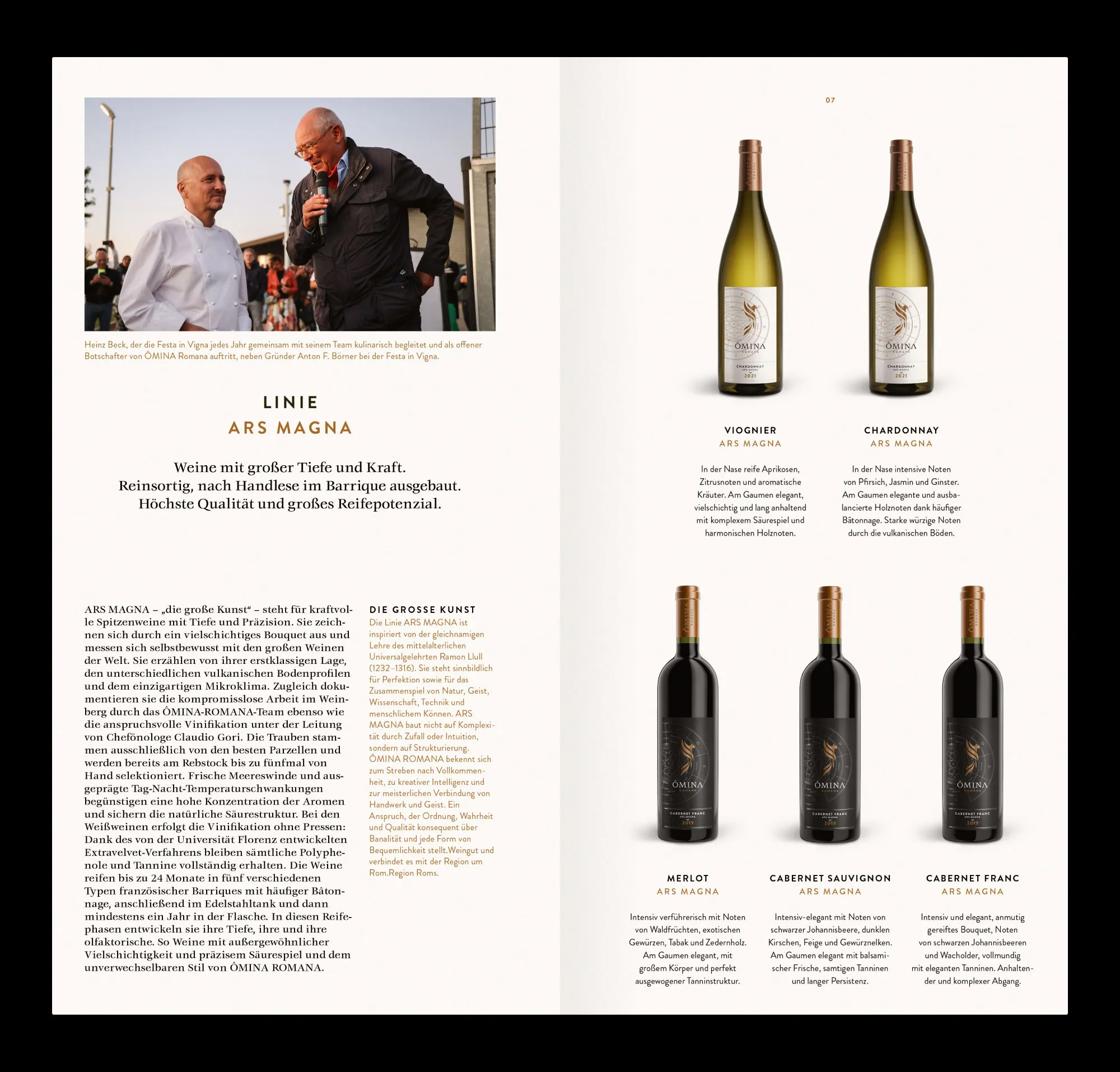 Doppelseite der ÔMINA-ROMANA-Broschüre über die Weinlinie Ars Magna mit Porträtaufnahme, Texten und fünf Weinflaschen.