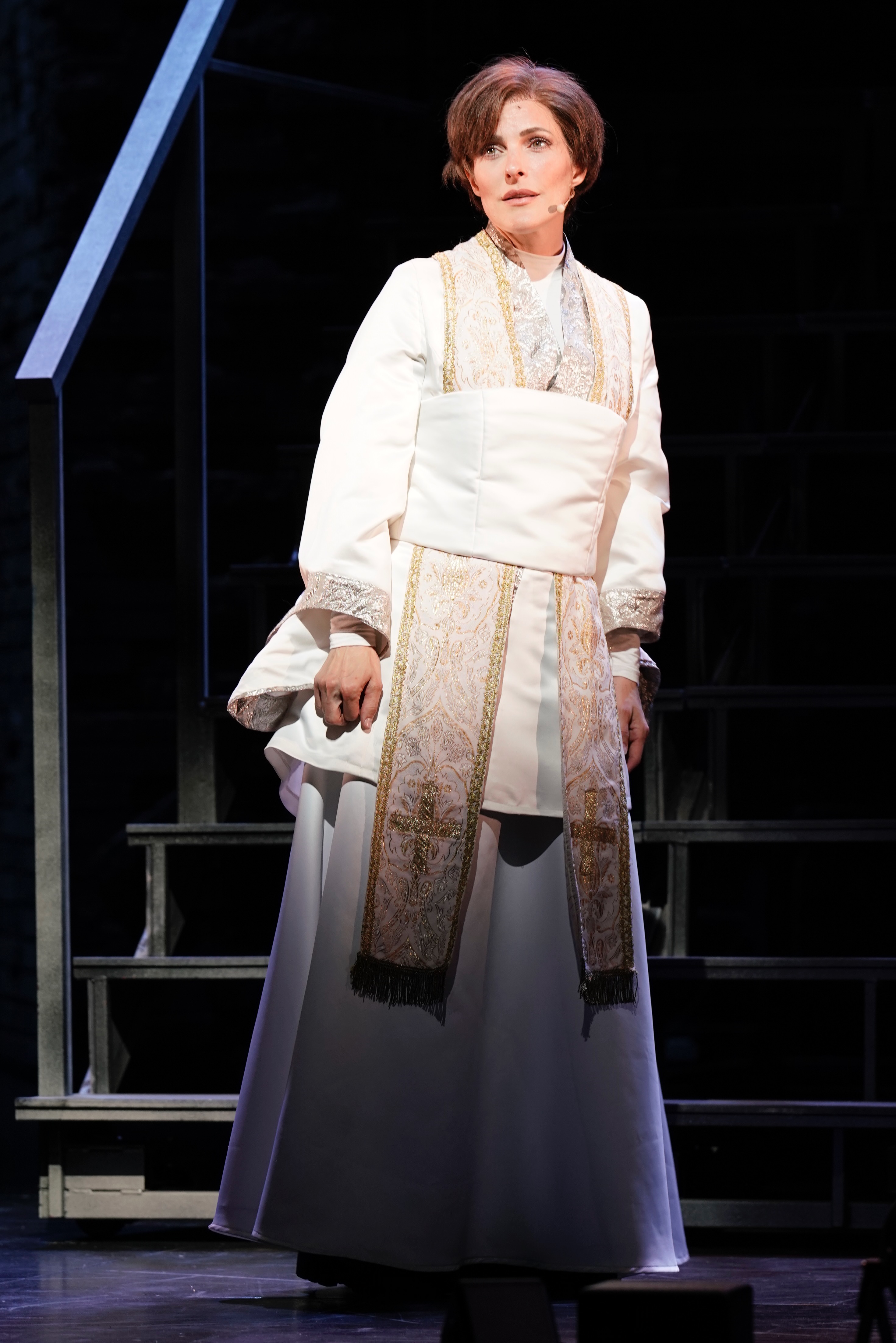 Showfoto von Die Päpstin – Das Musical 
Die Päpstin in weiß gekleidet