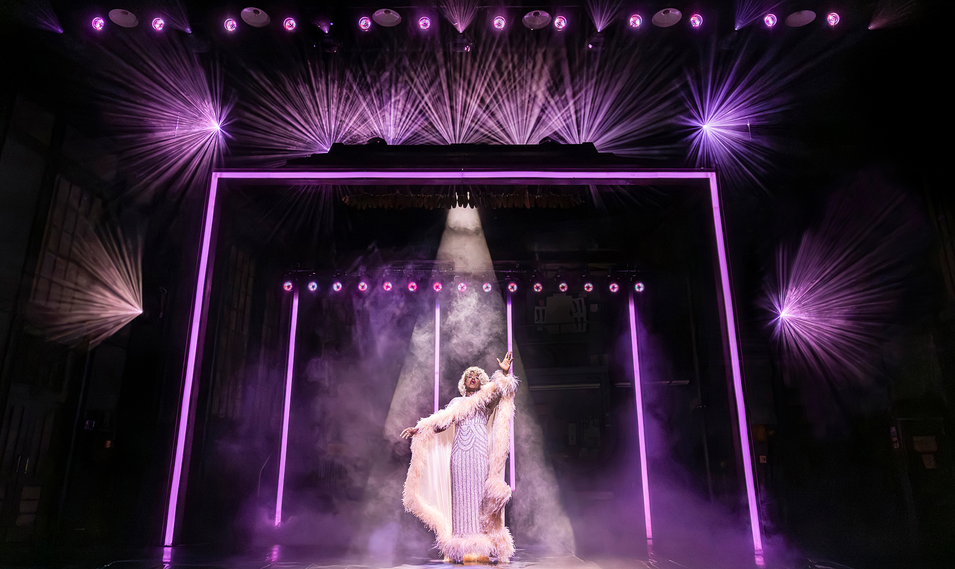 Lola in weißem Kleid