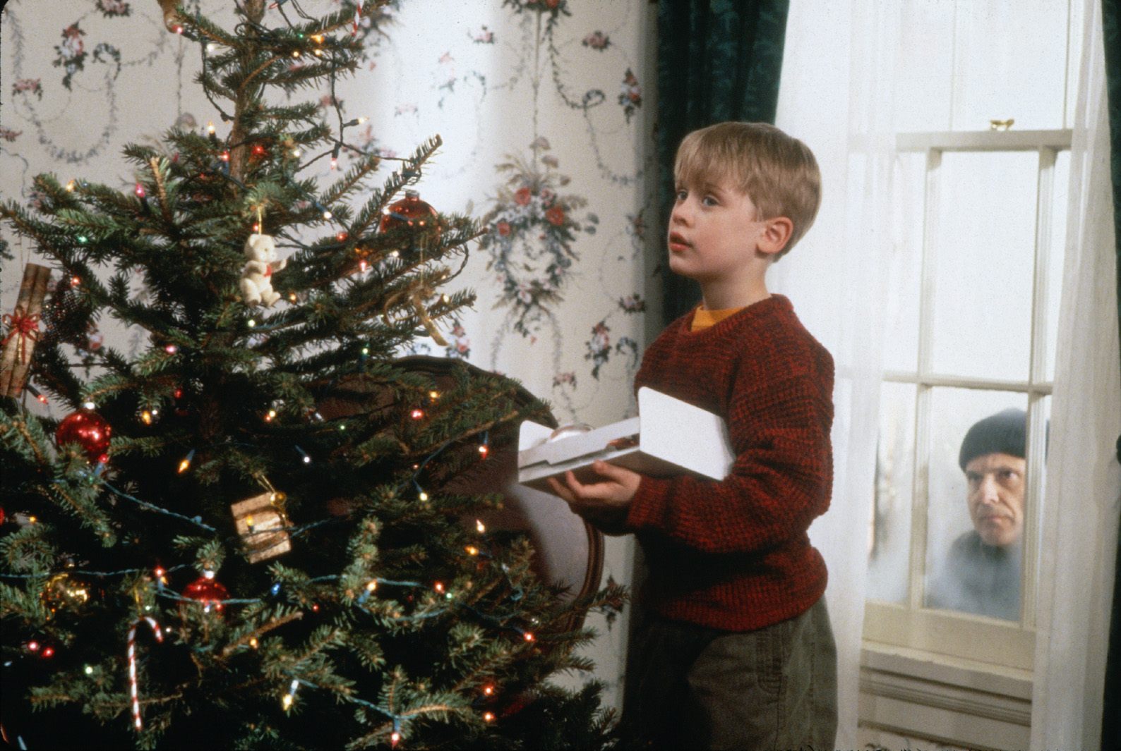 Kevin allein zu Haus - Kevin vor dem Weihnachtsbaum