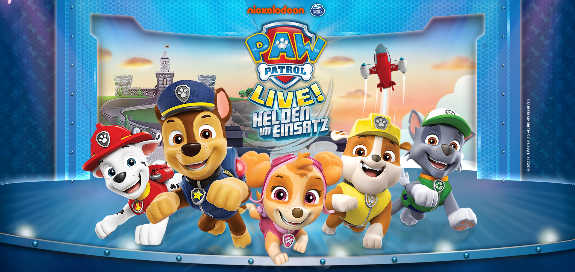 PAW PATROL™ LIVE!  – „HELDEN IM EINSATZ“: Animierte Grafik von fünf Welpen auf der Bühne