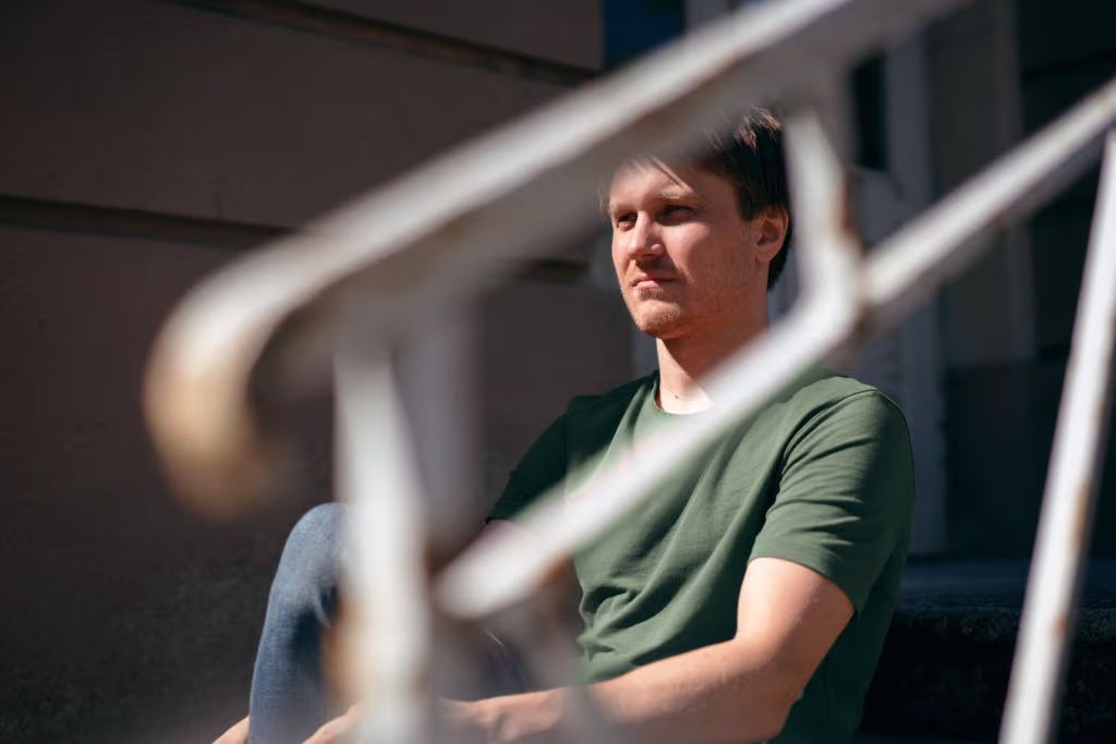 Igor sitzt draußen