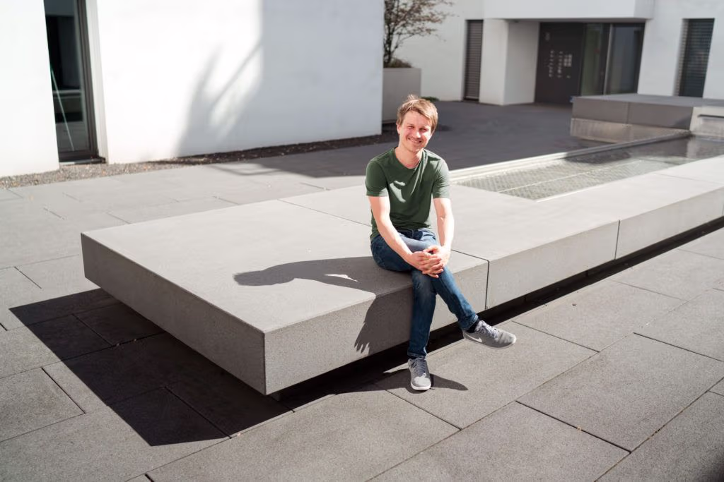 Igor vor dem Büro