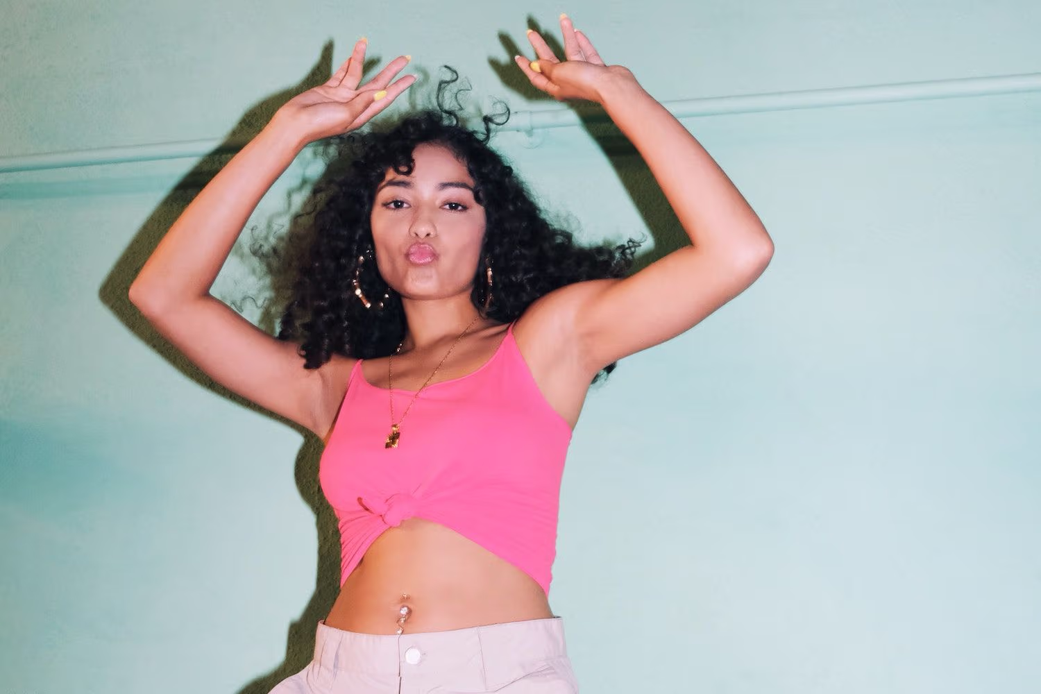 Frau tanzt in rosa Crop Top