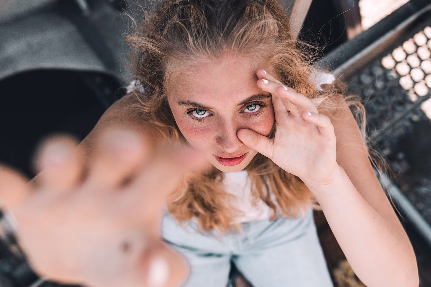 Frau greift nach der Kamera