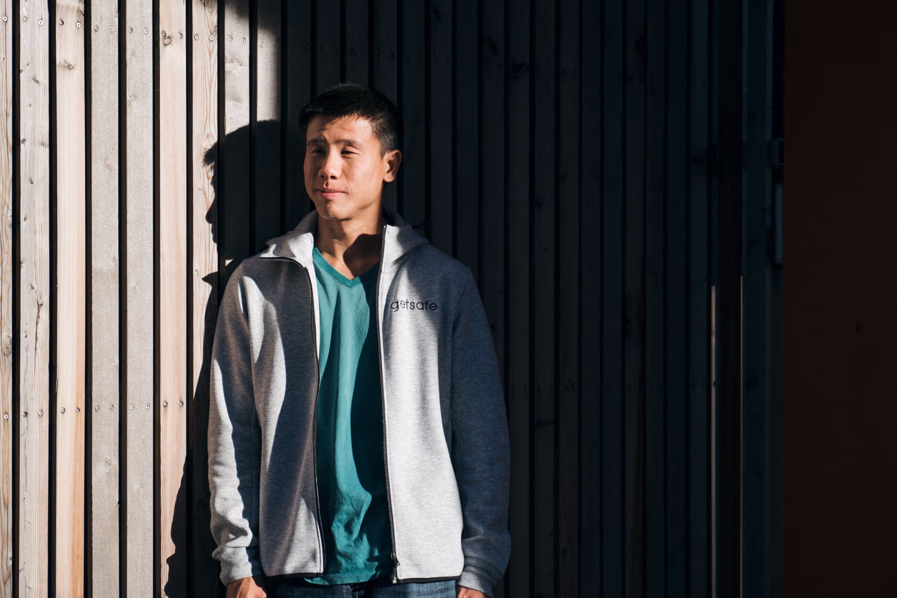 Getsafe-Mitarbeiter, der aus dem Schatten herausschaut