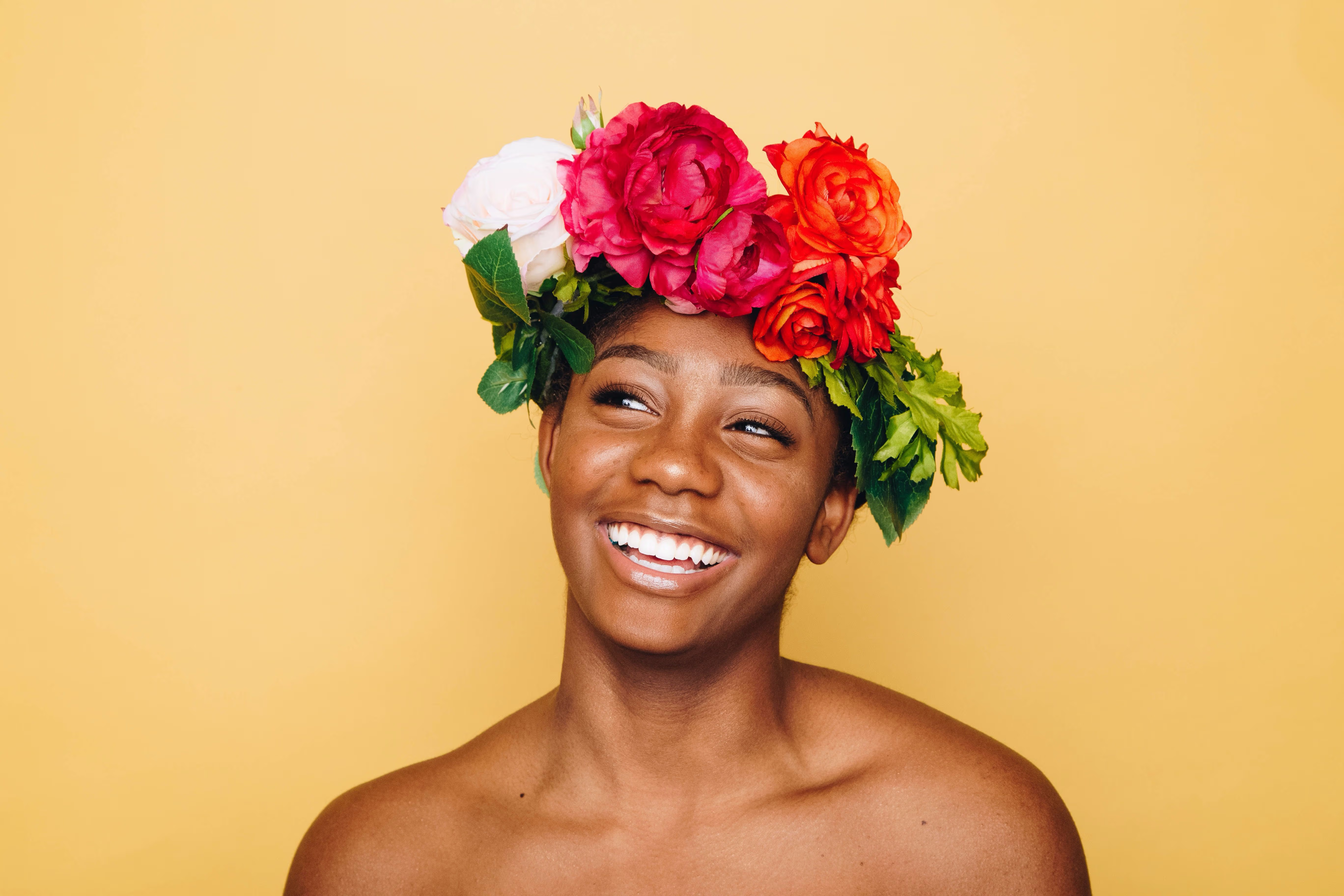 Lächelnde Frau mit Blumenkranz im Haar