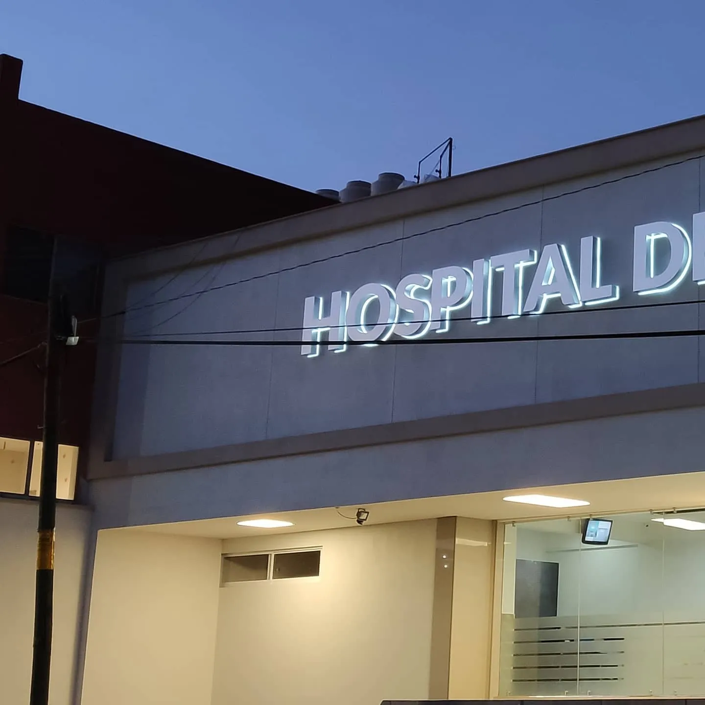Fotografía de anuncio iluminado 3D con texto "HOSPITAL DE JESUS" con iluminación color blanco neutro instalado sobre fachada de hospital