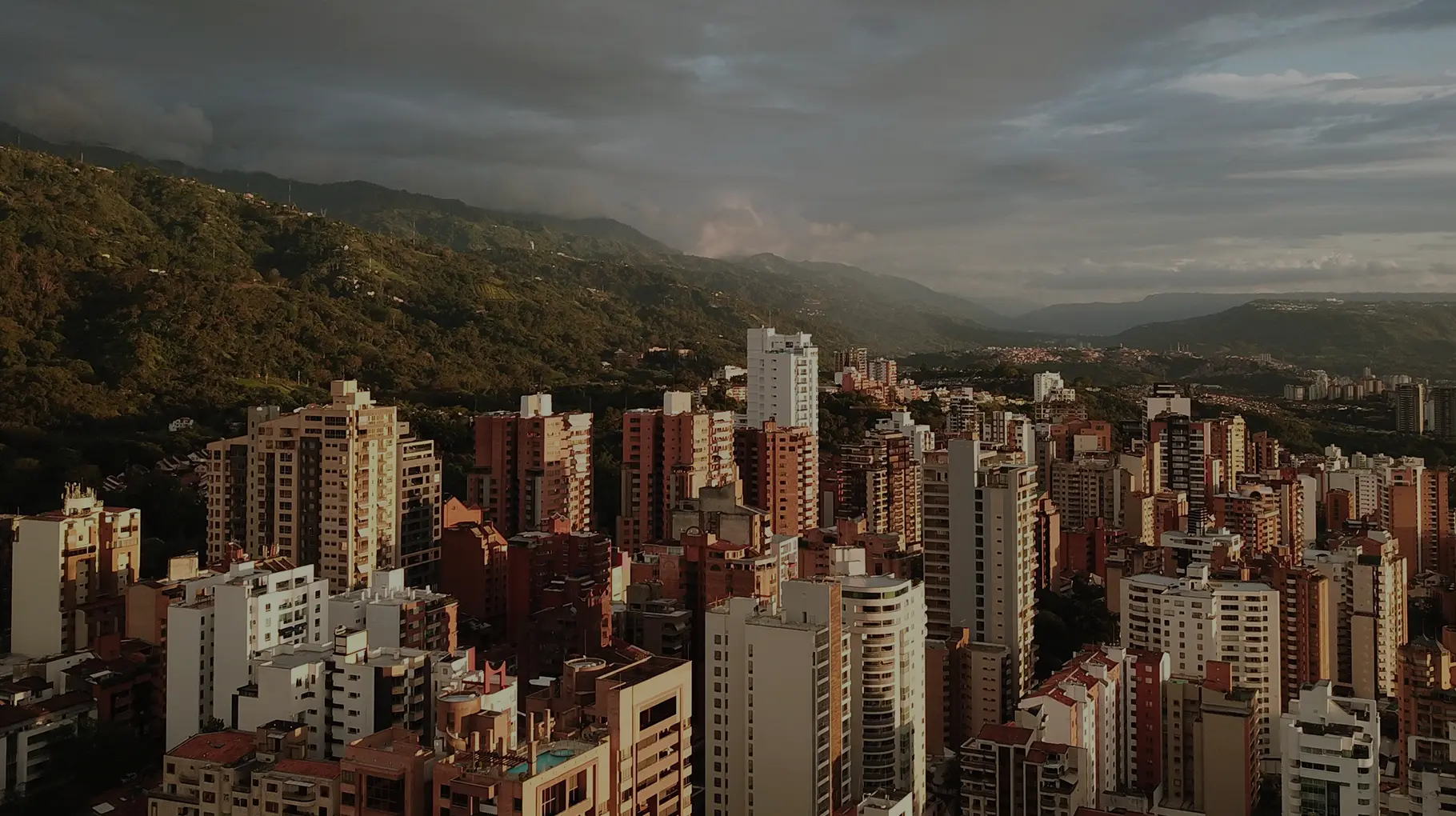 Bucaramanga cityscape with mountain backdrop symbolizing ECOSI’s local roots and readiness to support clients