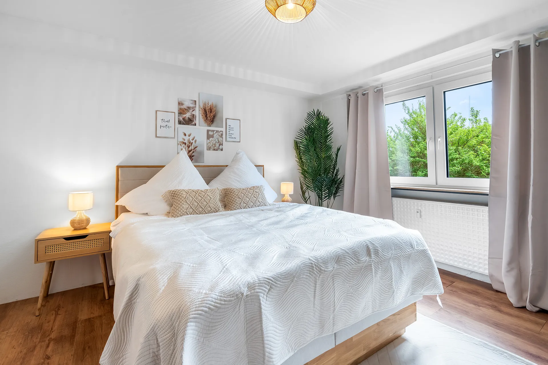Bett in einer Ferienwohnung am Edersee