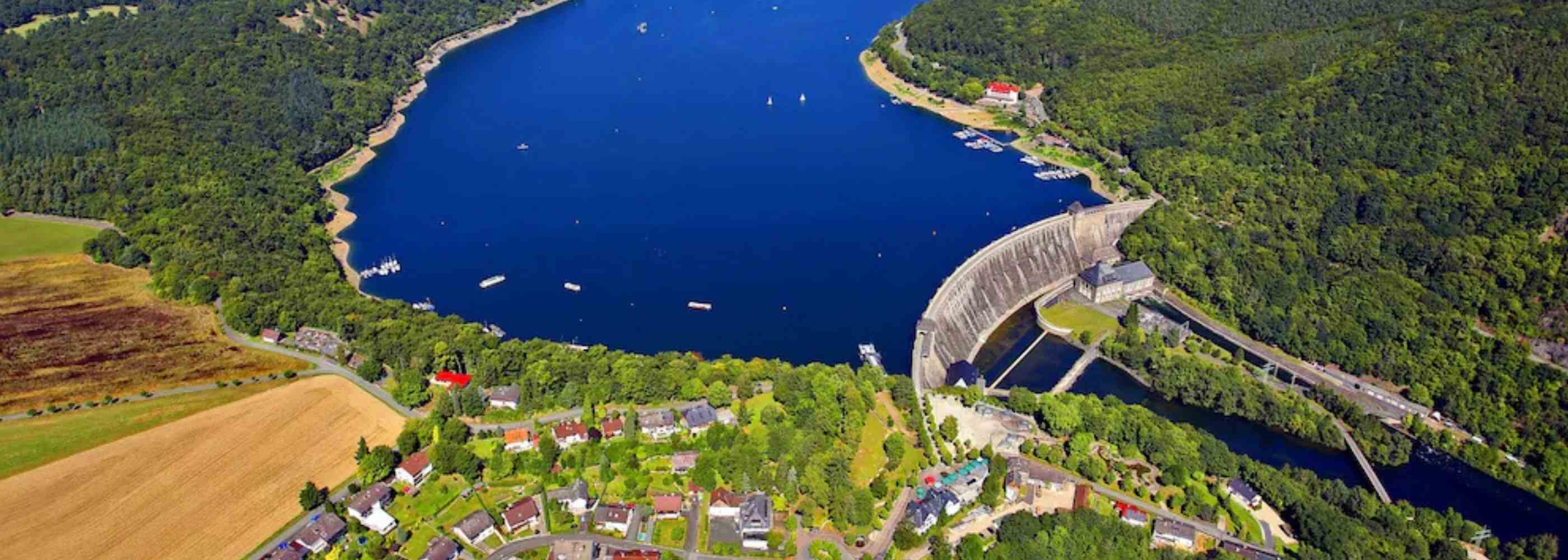 Edersee an einen sonnigen Tag von oben - perfekt für einen Urlaub am Edersee