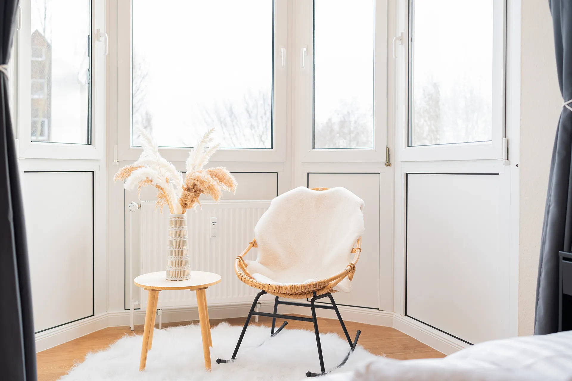 Schreibtisch mit aufgeklapptem Laptop vor Holzwand