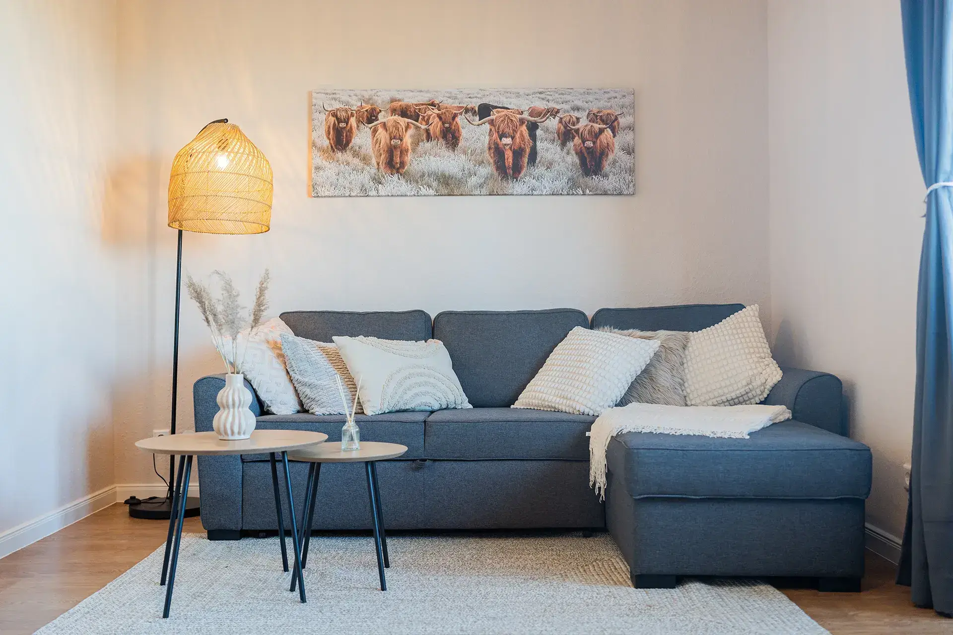 Moderne graue Couch mit Kissen dekoriert und Couchtisch