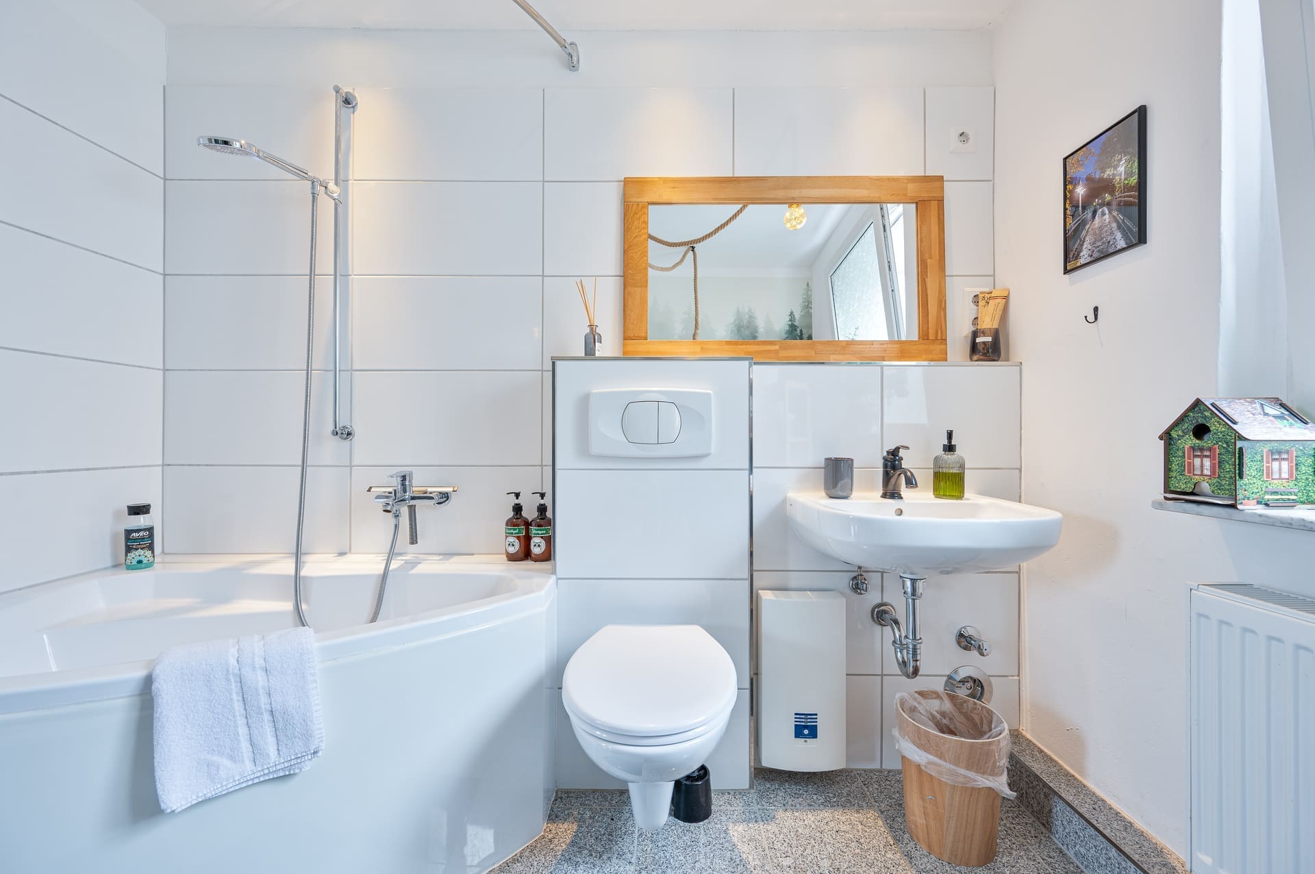 Badezimmer mit Spiegel, Toilette und Waschbecken