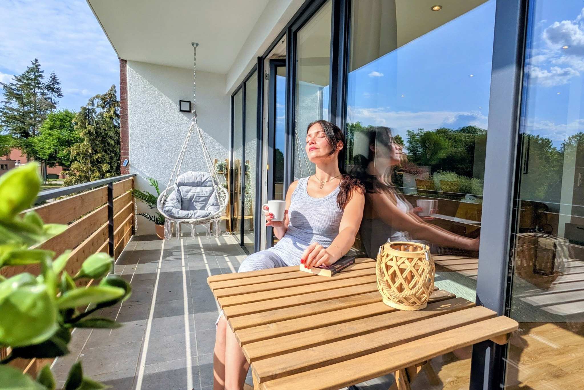 Sonniger Balkon mit Sitzplatz und Kaffee