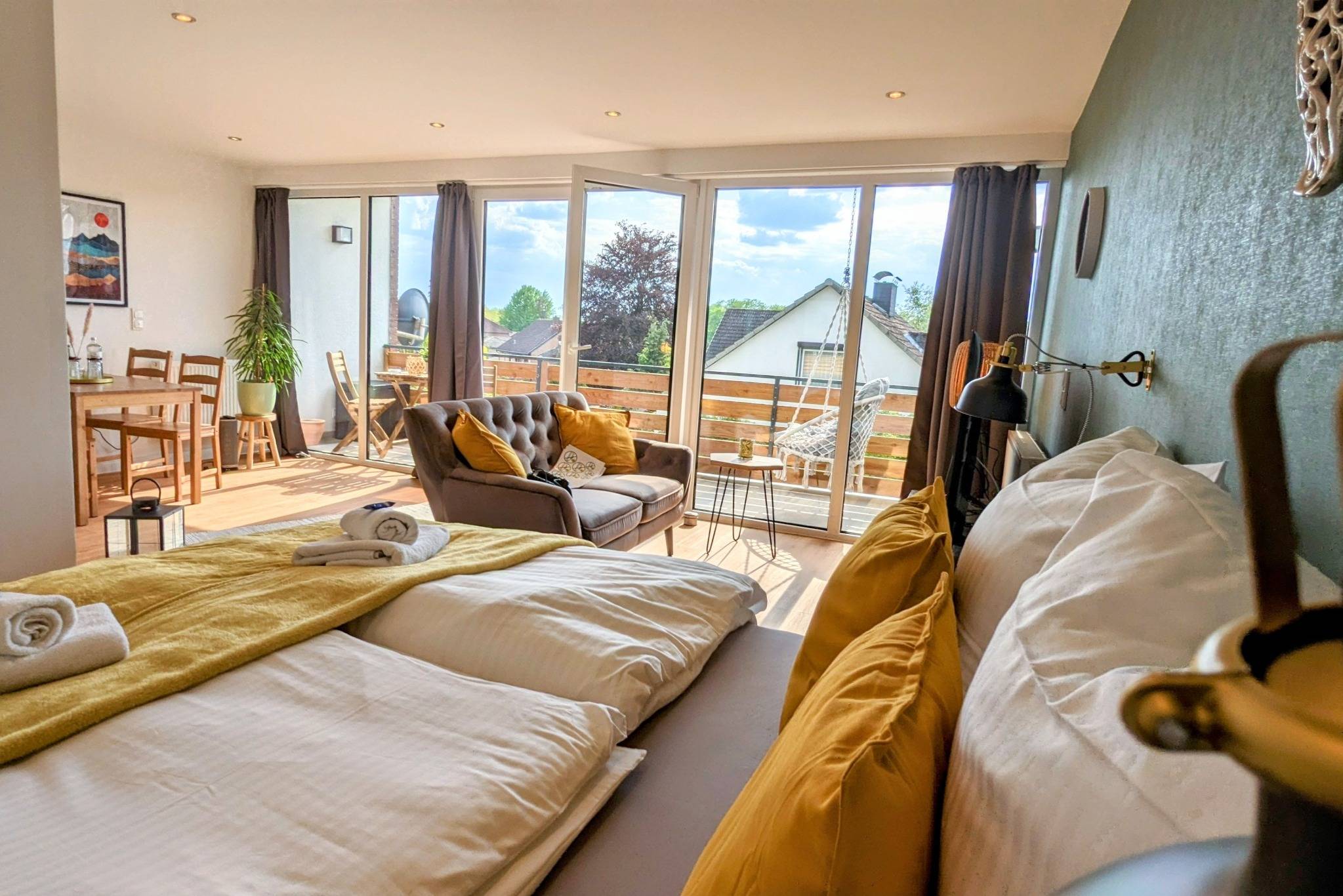 Offener Wohn- und Schlafbereich mit Balkon und Sofa
